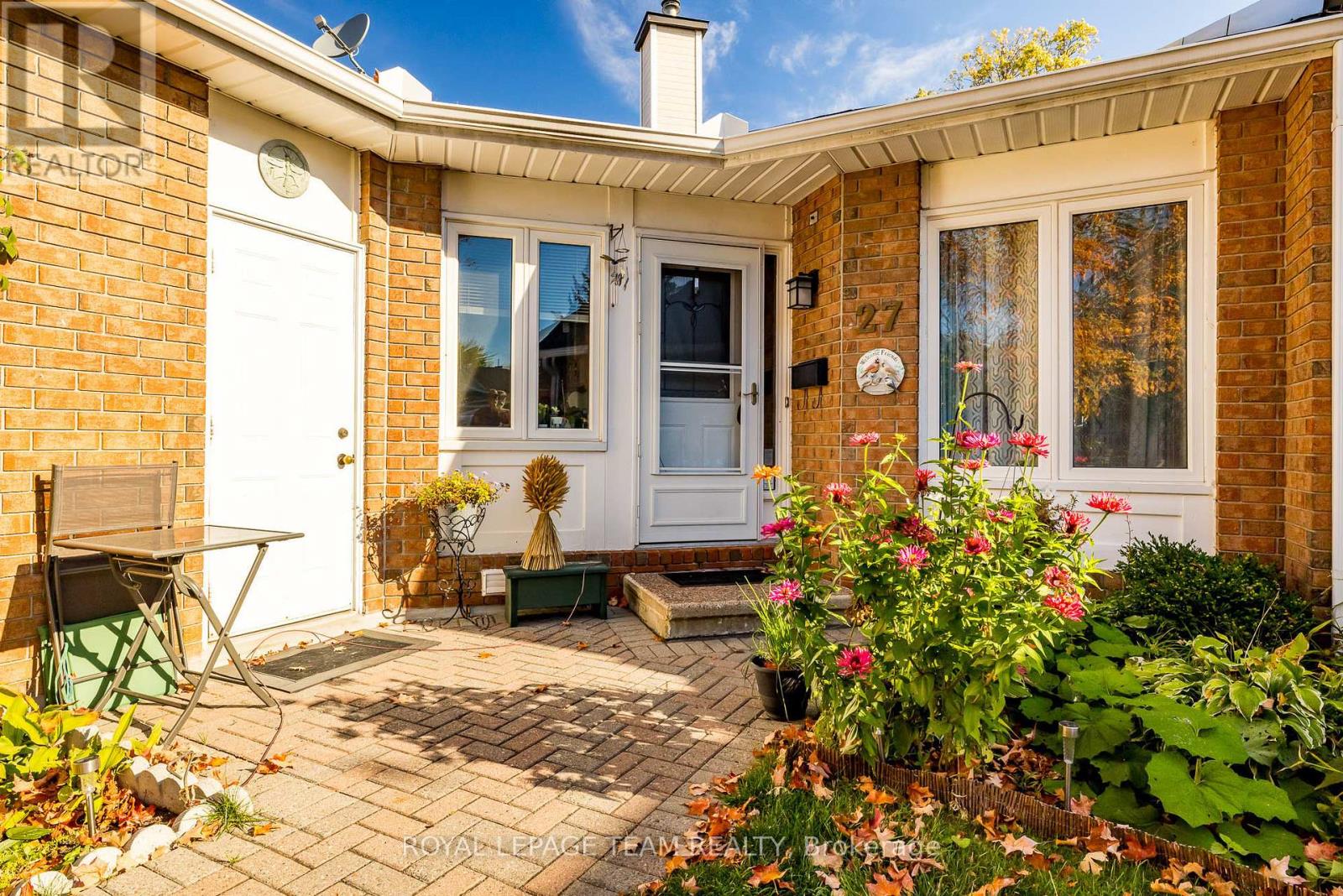 27 Pine Needles Court, Ottawa, Ontario  K2S 1G5 - Photo 2 - X12931628