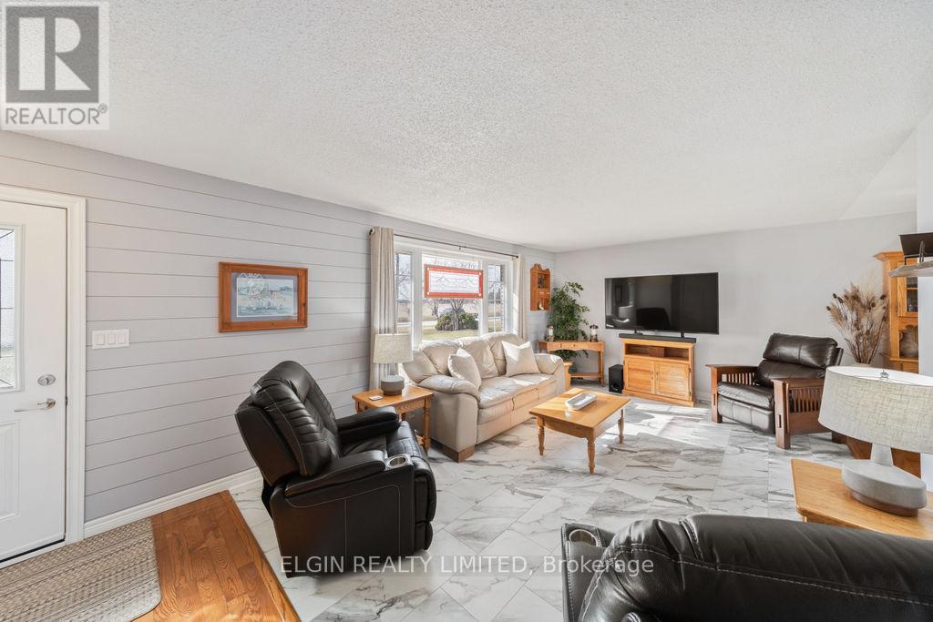 3134 Queen Street, Brooke-Alvinston, Ontario  N0N 1K0 - Photo 4 - X12944346