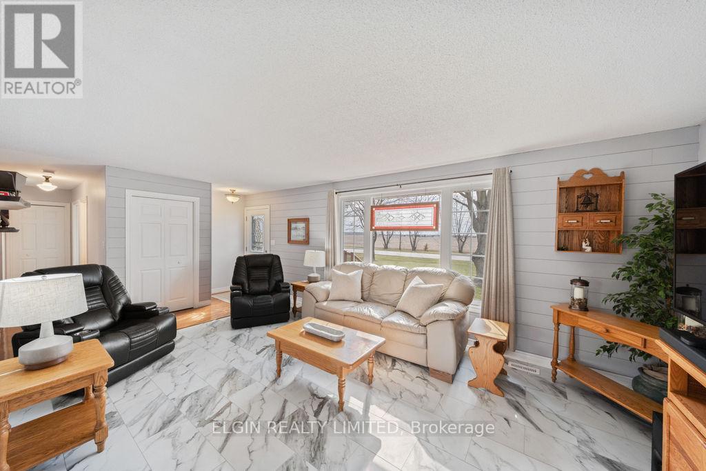 3134 Queen Street, Brooke-Alvinston, Ontario  N0N 1K0 - Photo 5 - X12944346