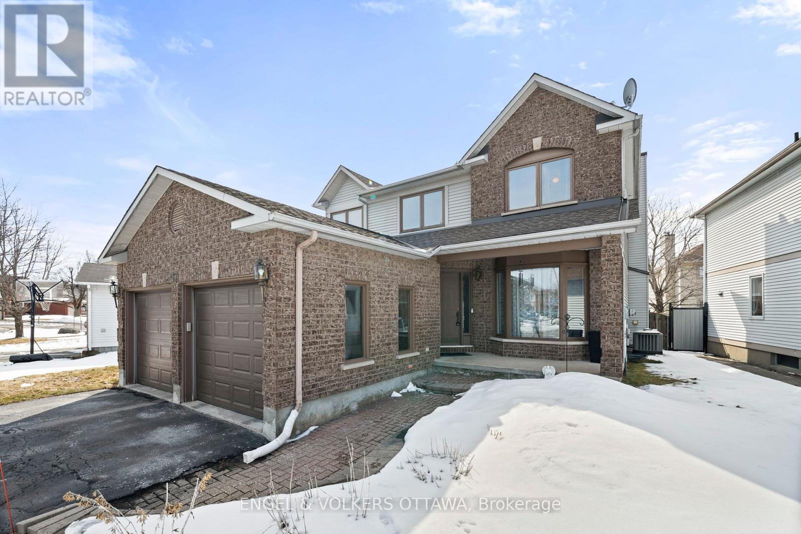 17 Hunterswood Crescent, Ottawa, Ontario  K1G 5V1 - Photo 2 - X12944398