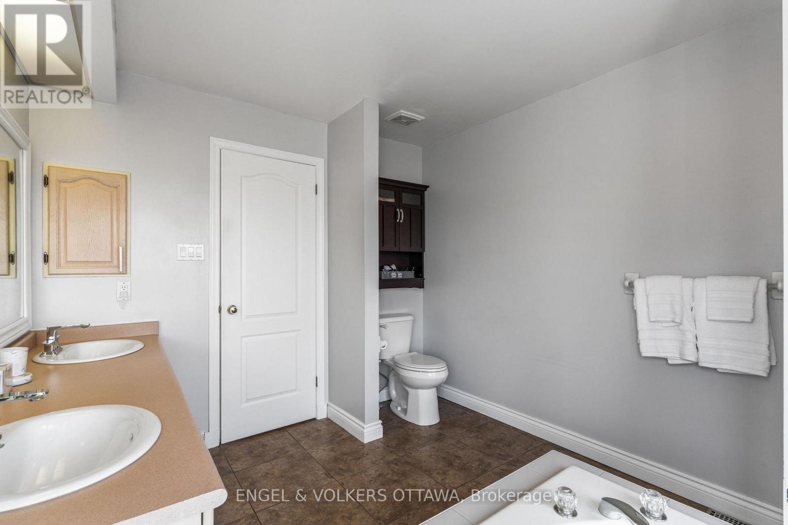 17 Hunterswood Crescent, Ottawa, Ontario  K1G 5V1 - Photo 27 - X12944398