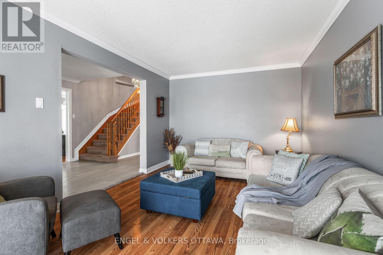 17 Hunterswood Crescent, Ottawa, Ontario  K1G 5V1 - Photo 5 - X12944398