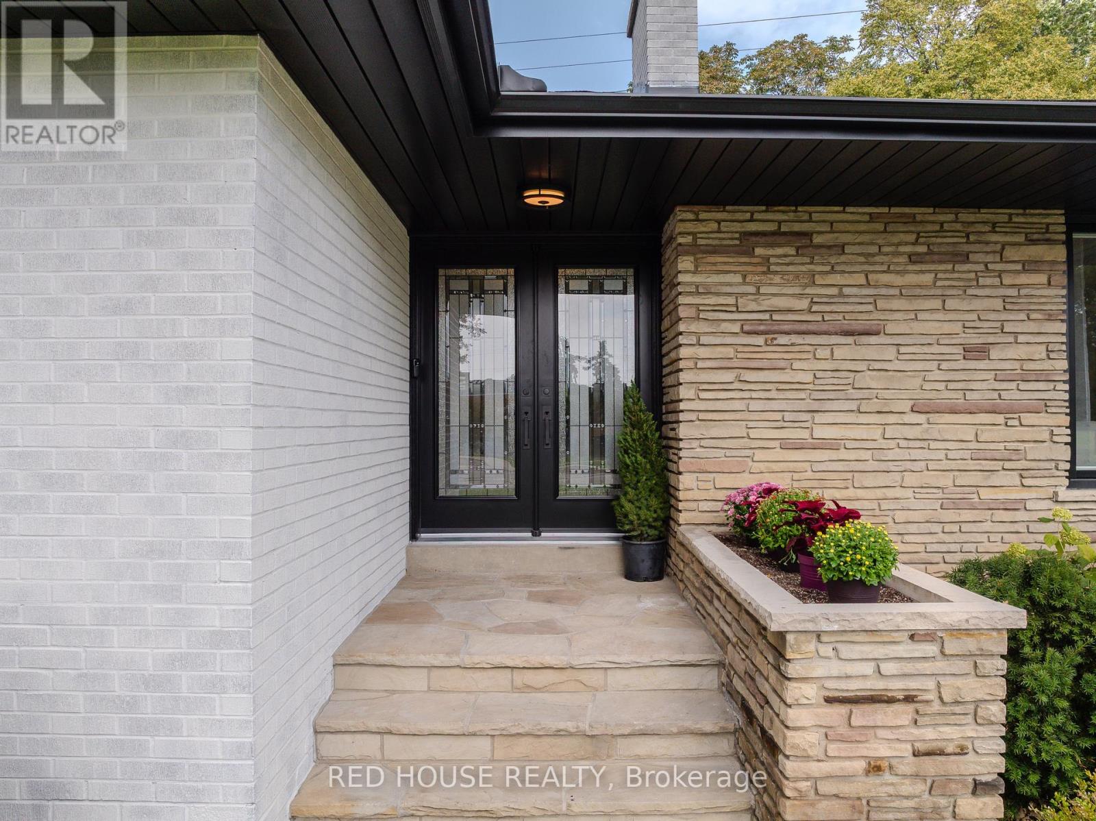 1253 Melton Drive, Mississauga, Ontario  L4Y 1L6 - Photo 5 - W12915064