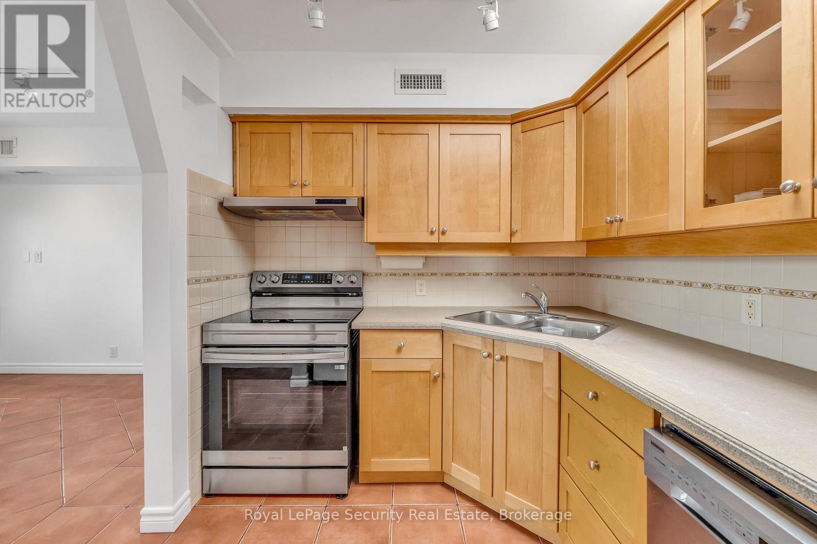 2nd Floor - 1115 College Street, Toronto, Ontario  M6H 1B5 - Photo 10 - C12944332