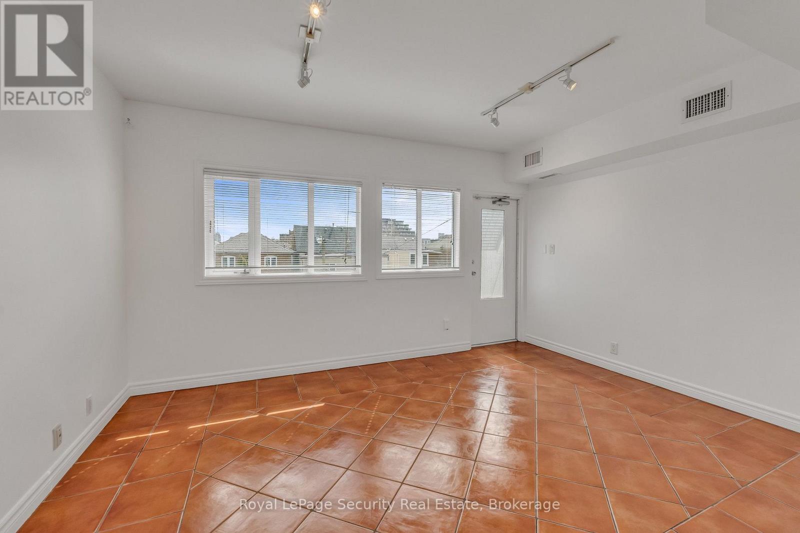 2nd Floor - 1115 College Street, Toronto, Ontario  M6H 1B5 - Photo 12 - C12944332