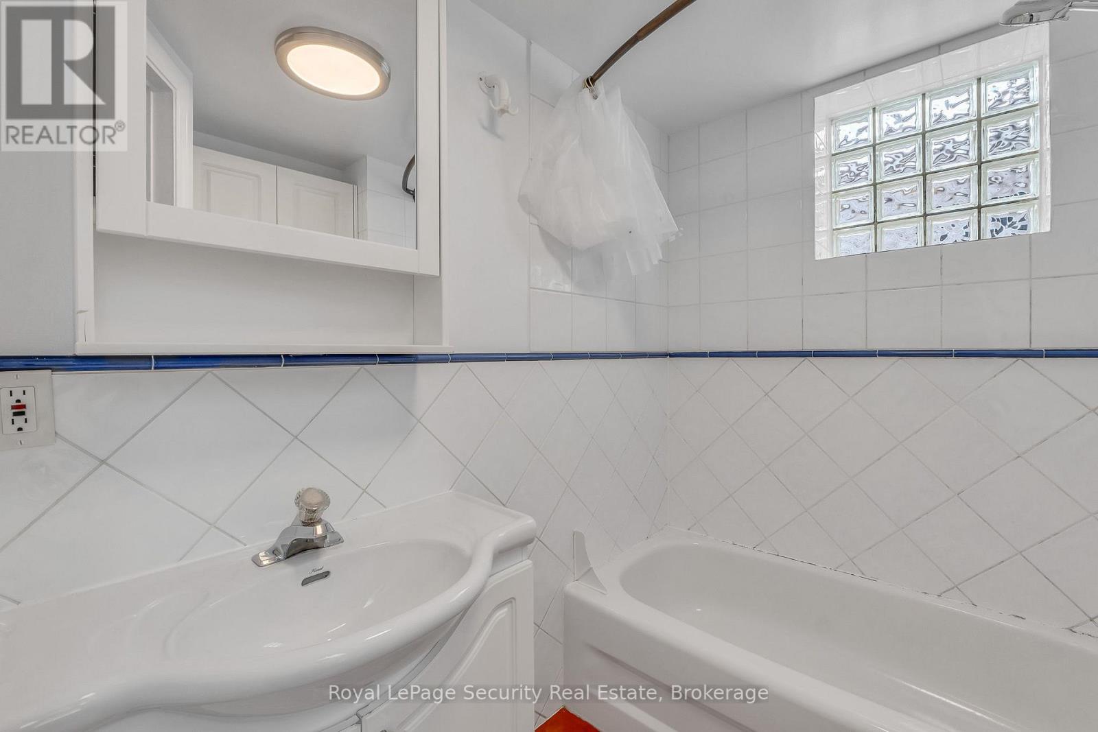 2nd Floor - 1115 College Street, Toronto, Ontario  M6H 1B5 - Photo 15 - C12944332