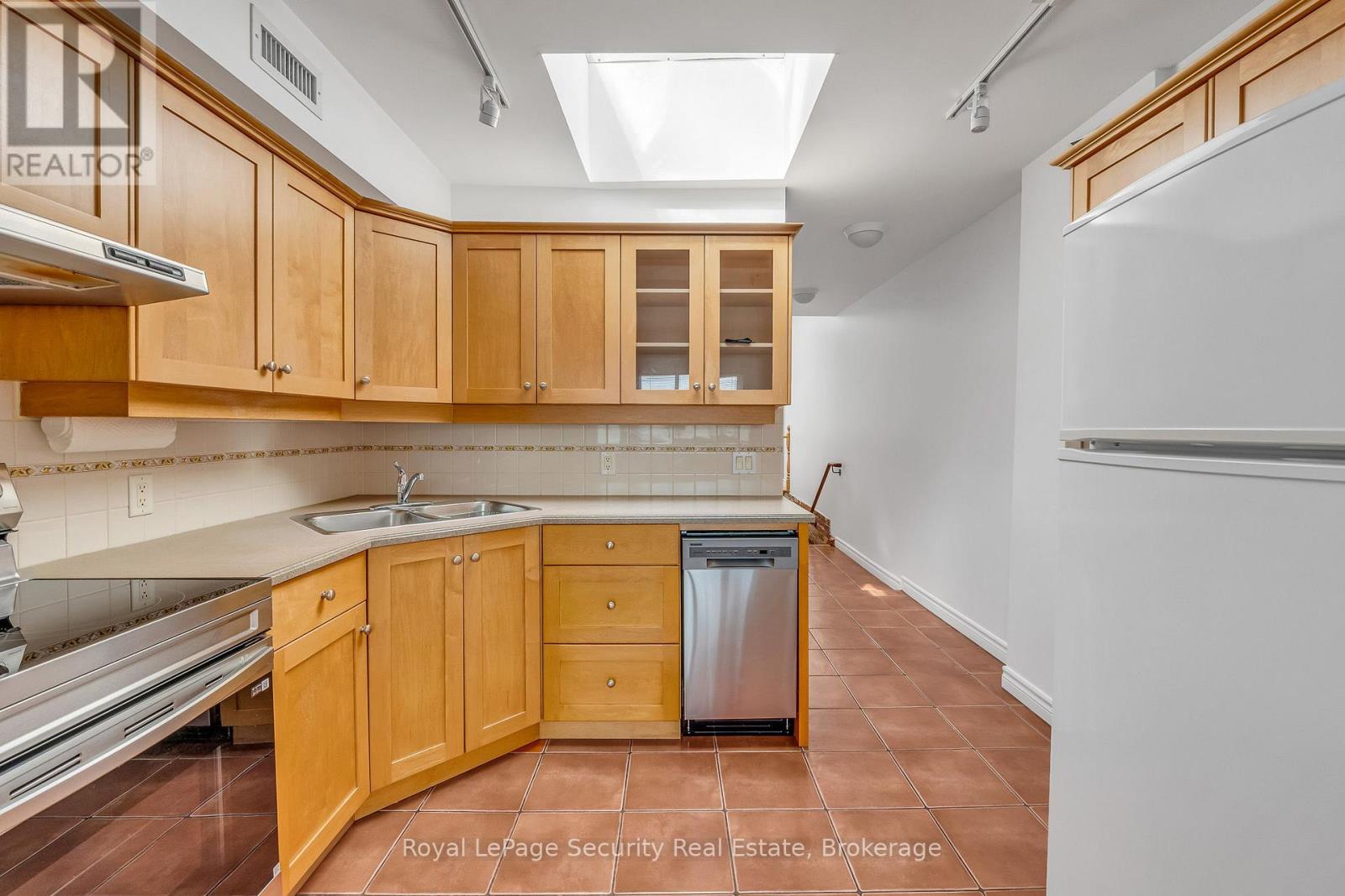 2nd Floor - 1115 College Street, Toronto, Ontario  M6H 1B5 - Photo 7 - C12944332