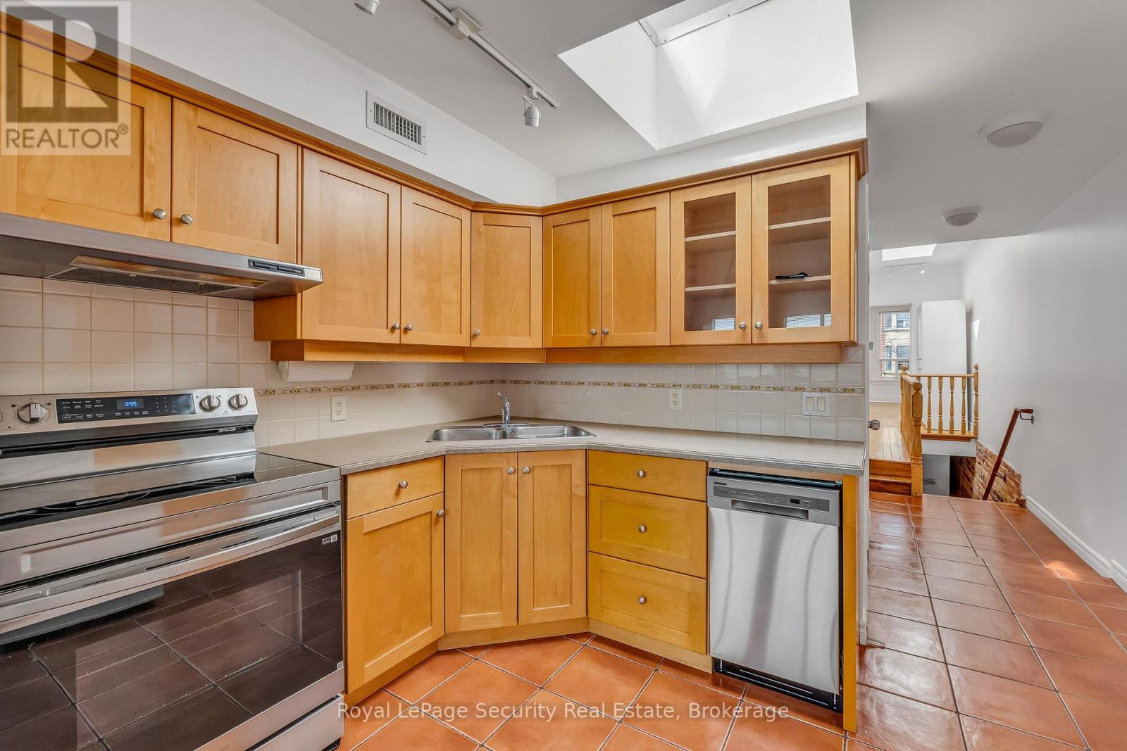 2nd Floor - 1115 College Street, Toronto, Ontario  M6H 1B5 - Photo 8 - C12944332