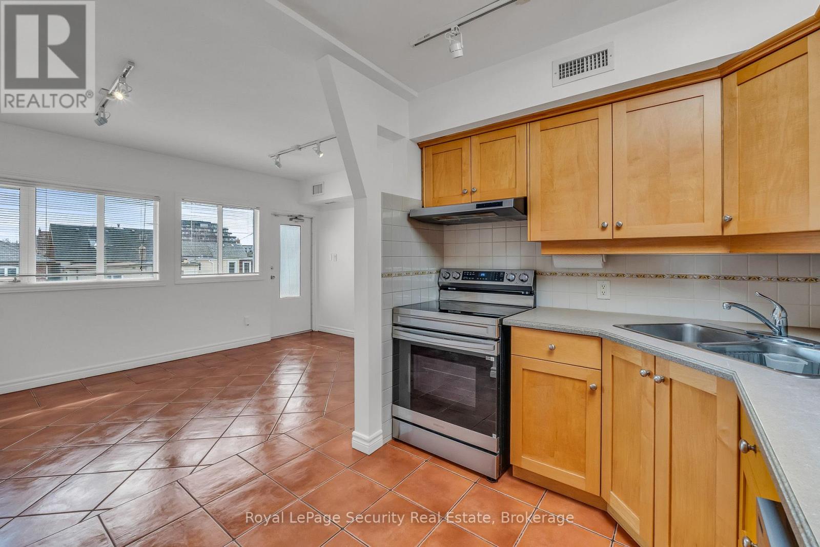 2nd Floor - 1115 College Street, Toronto, Ontario  M6H 1B5 - Photo 9 - C12944332