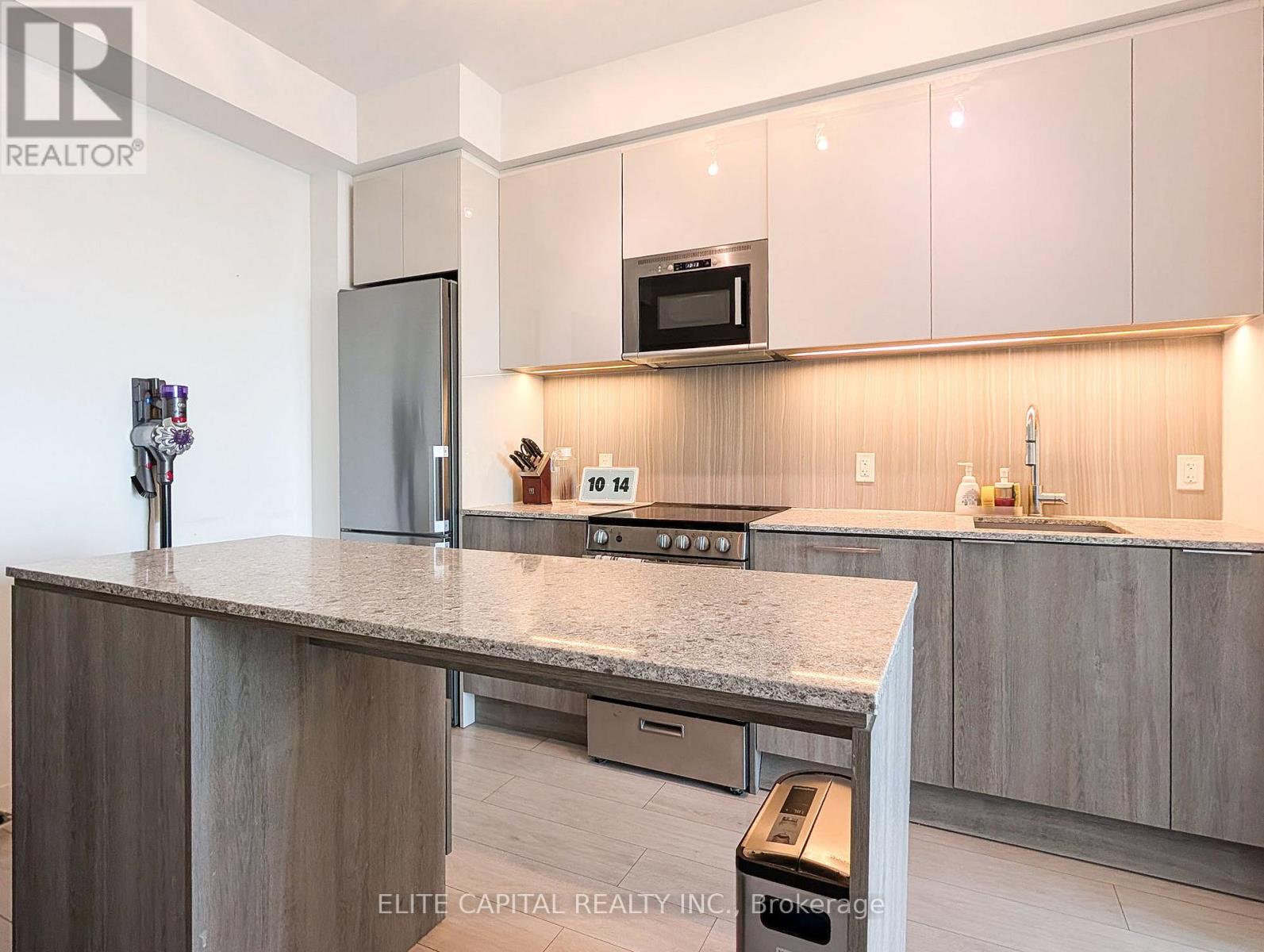 1010 - 31 Tippett Road, Toronto, Ontario  M3H 0C8 - Photo 2 - C12944356