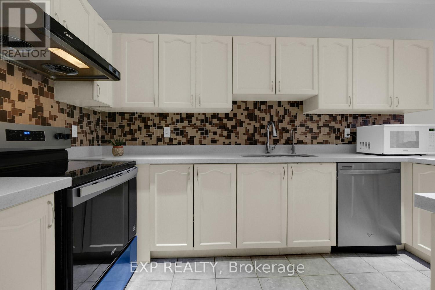 24 Williams Street, Markham, Ontario  L6C 0C2 - Photo 7 - N12944186