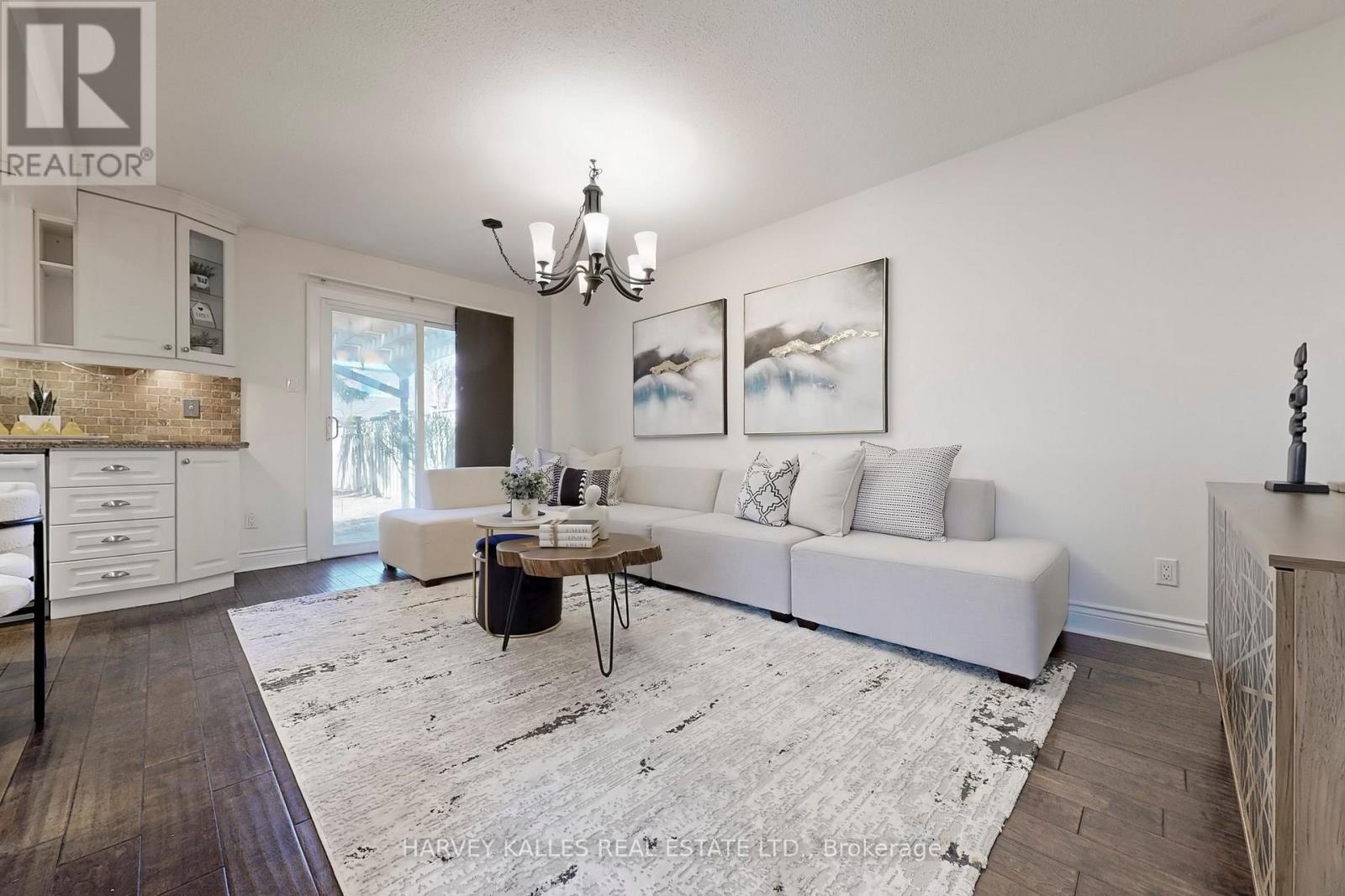 62 Dersingham Crescent, Markham (German Mills), Ontario  L3T 4E8 - Photo 4 - N12944330