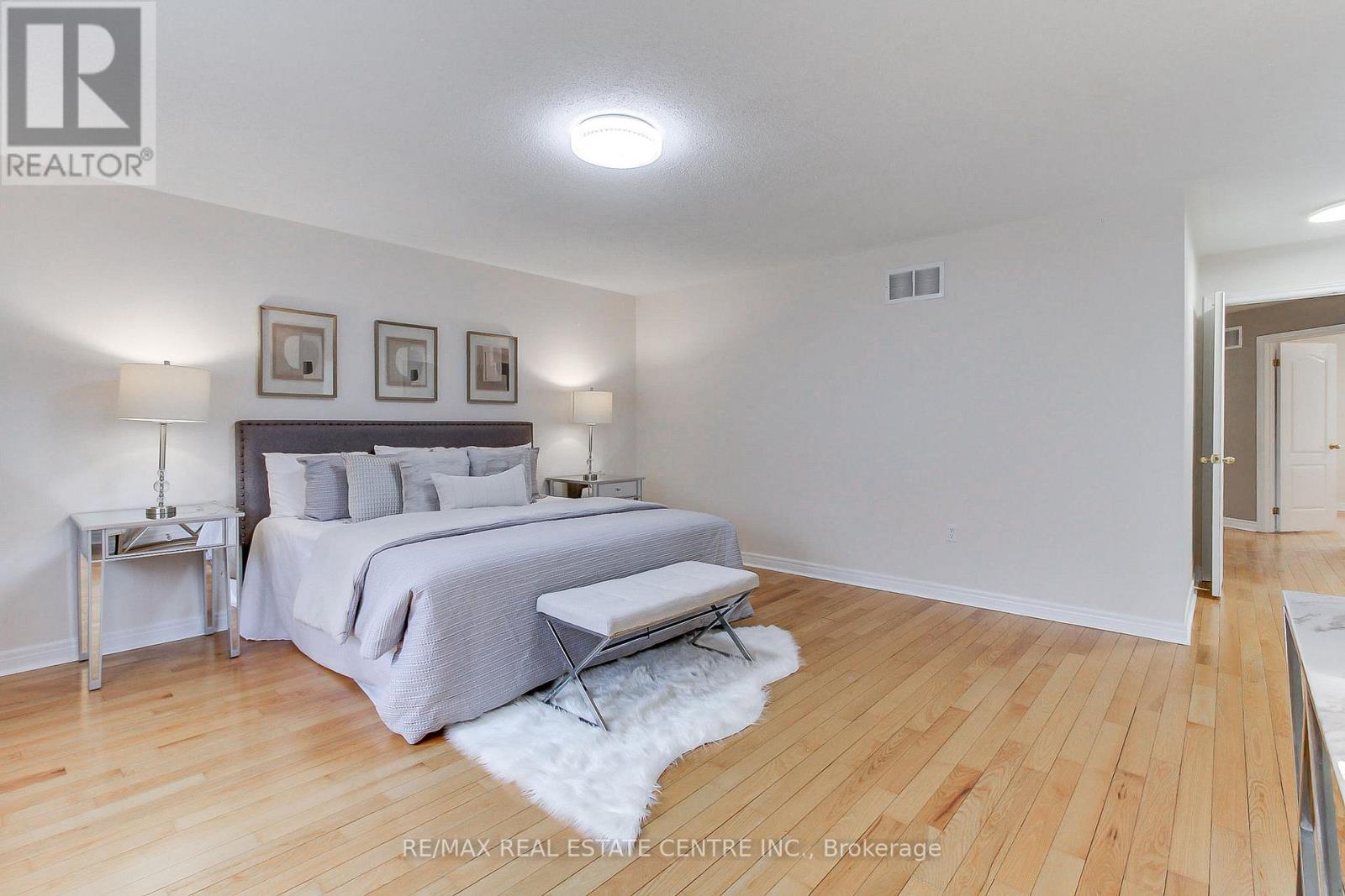 54 Woodbury Crescent, Newmarket (Summerhill Estates), Ontario  L3X 2V5 - Photo 29 - N12944628