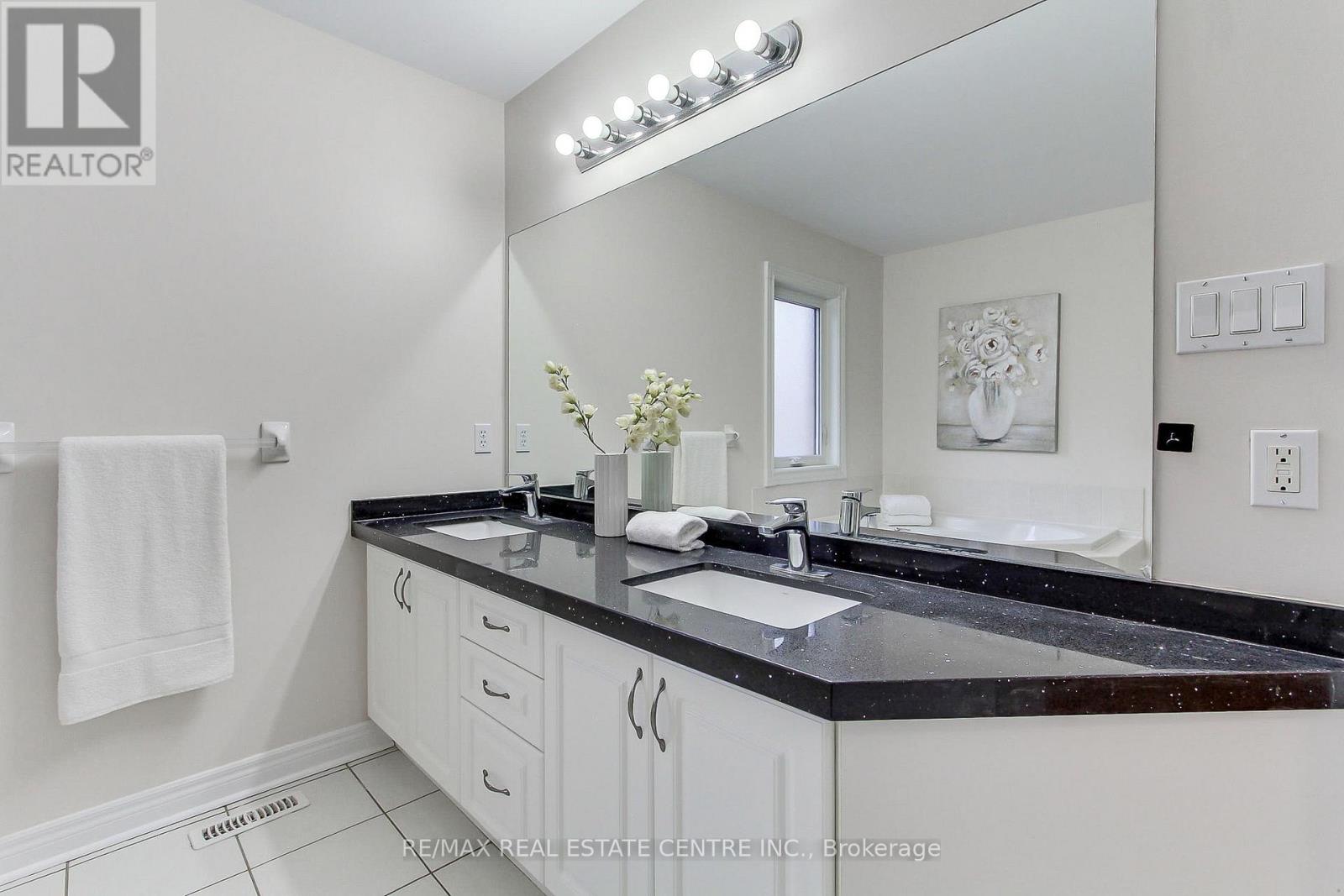 54 Woodbury Crescent, Newmarket (Summerhill Estates), Ontario  L3X 2V5 - Photo 32 - N12944628