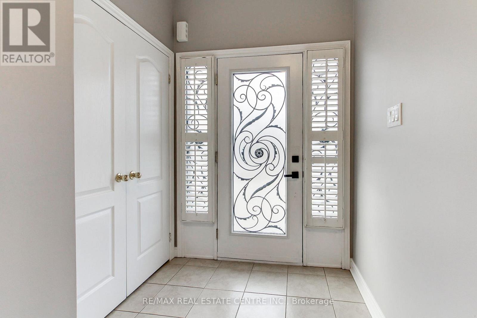 54 Woodbury Crescent, Newmarket (Summerhill Estates), Ontario  L3X 2V5 - Photo 4 - N12944628