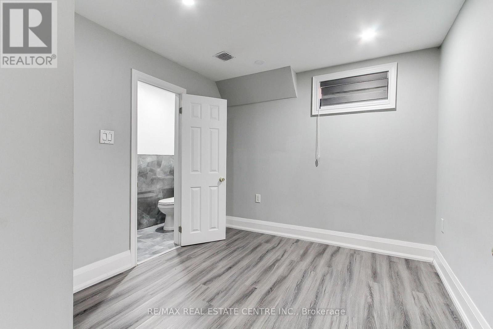 54 Woodbury Crescent, Newmarket (Summerhill Estates), Ontario  L3X 2V5 - Photo 46 - N12944628