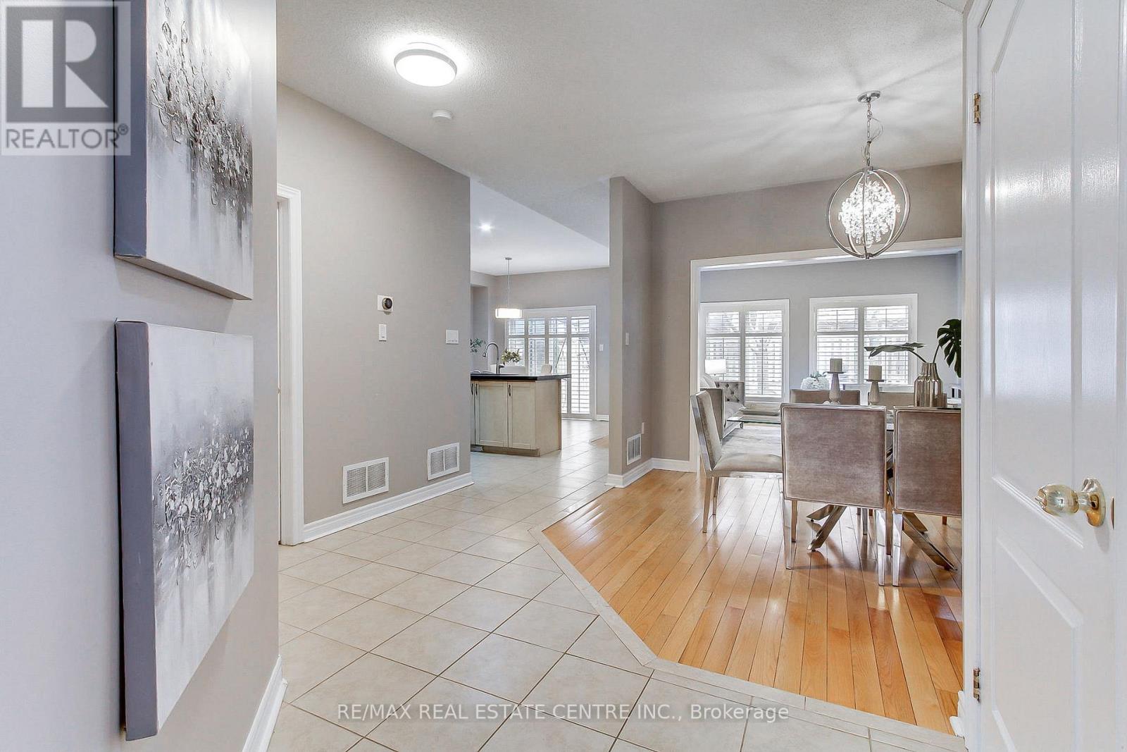 54 Woodbury Crescent, Newmarket (Summerhill Estates), Ontario  L3X 2V5 - Photo 7 - N12944628