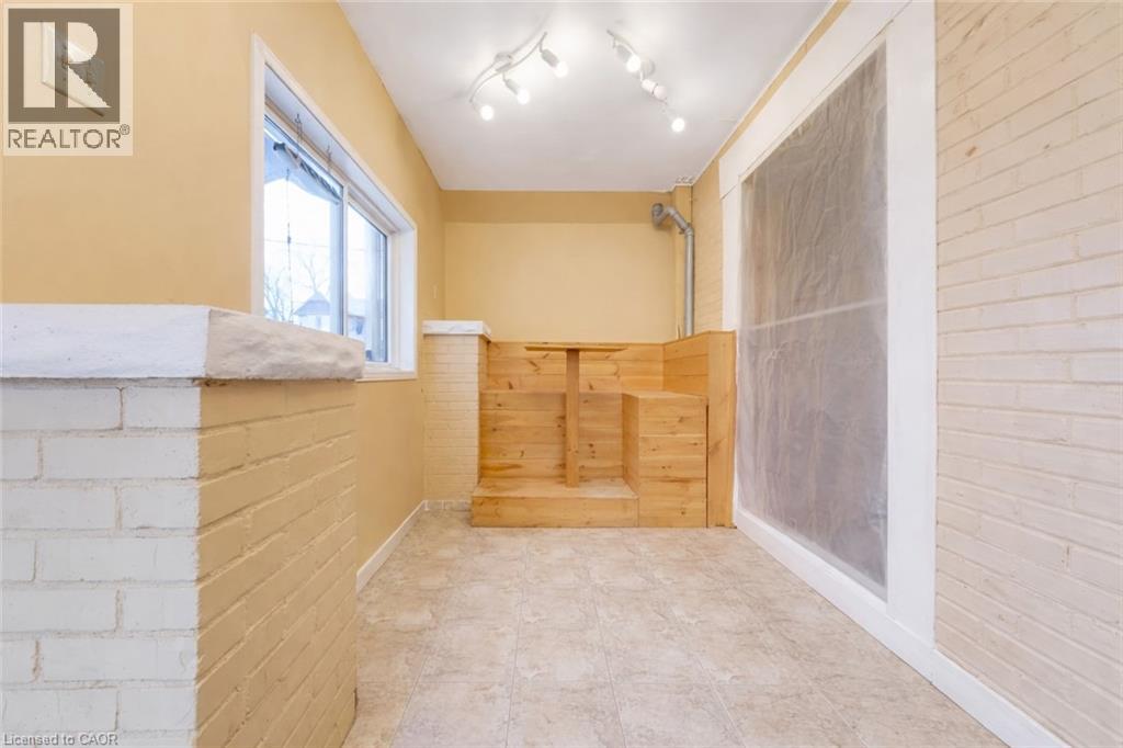 24 Madison Avenue S, Kitchener, Ontario  N2G 3M3 - Photo 3 - 40813559