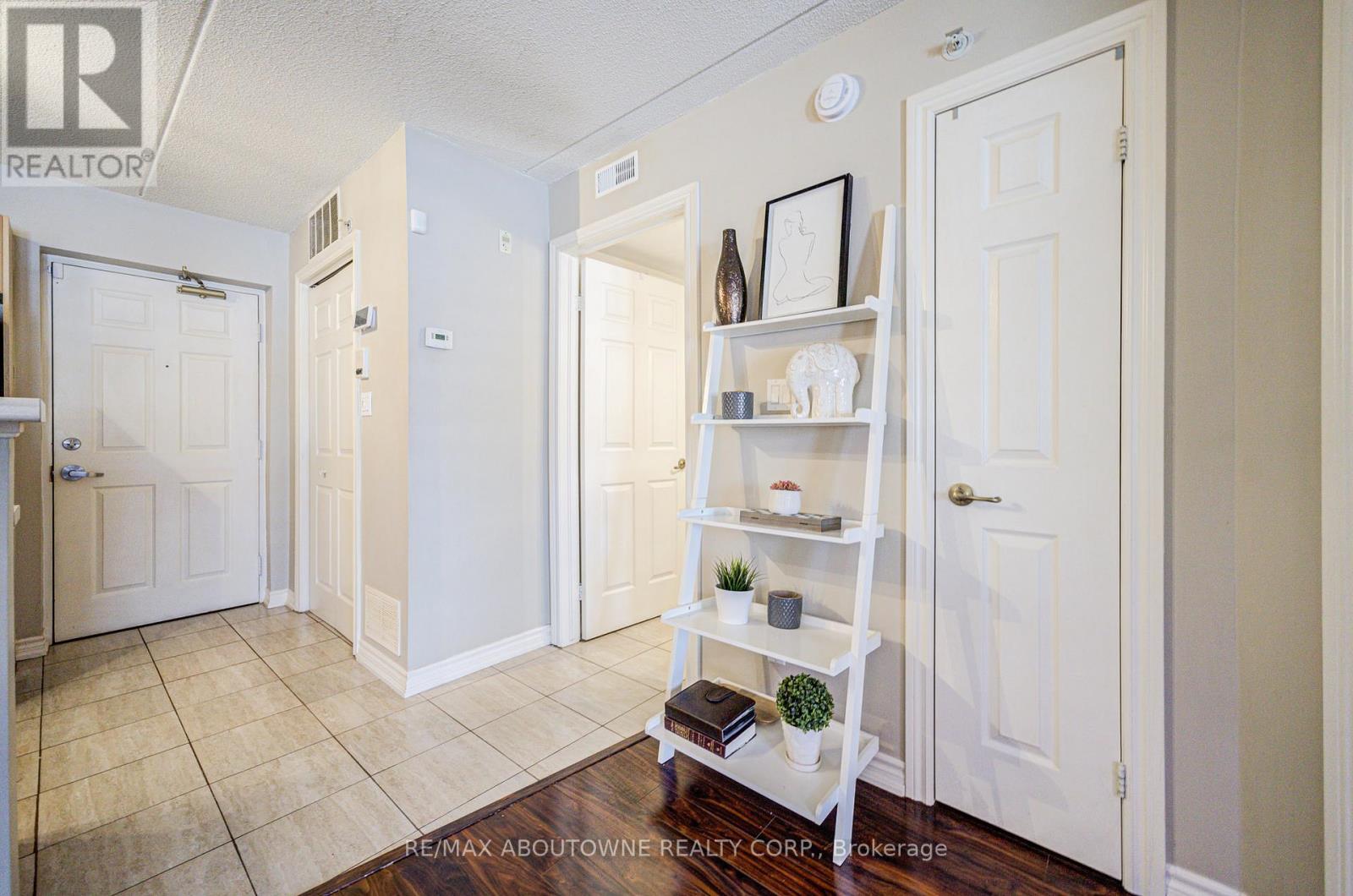 109 - 1490 Bishops Gate, Oakville, Ontario  L6M 4N3 - Photo 10 - W12944450