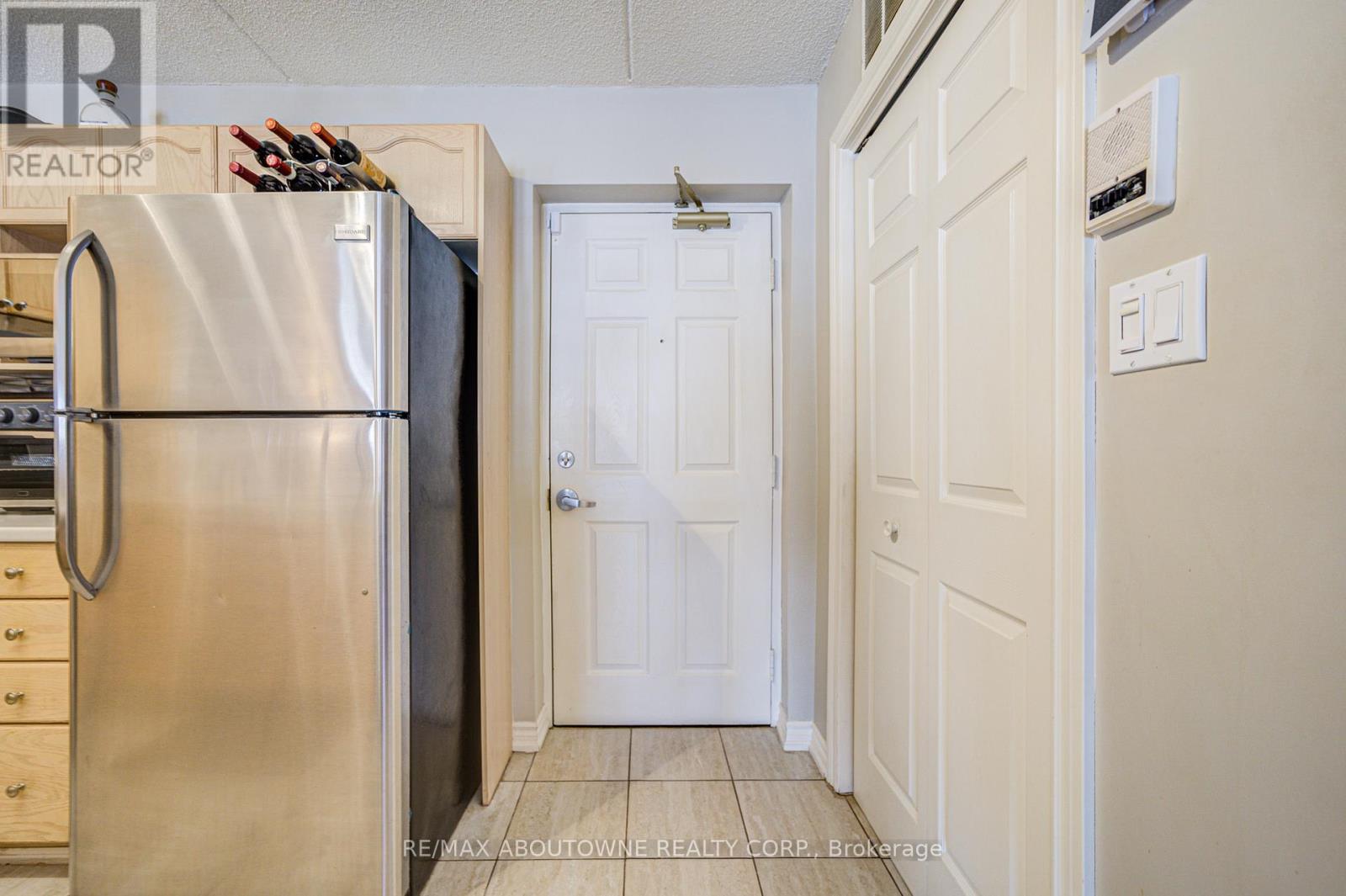 109 - 1490 Bishops Gate, Oakville, Ontario  L6M 4N3 - Photo 4 - W12944450