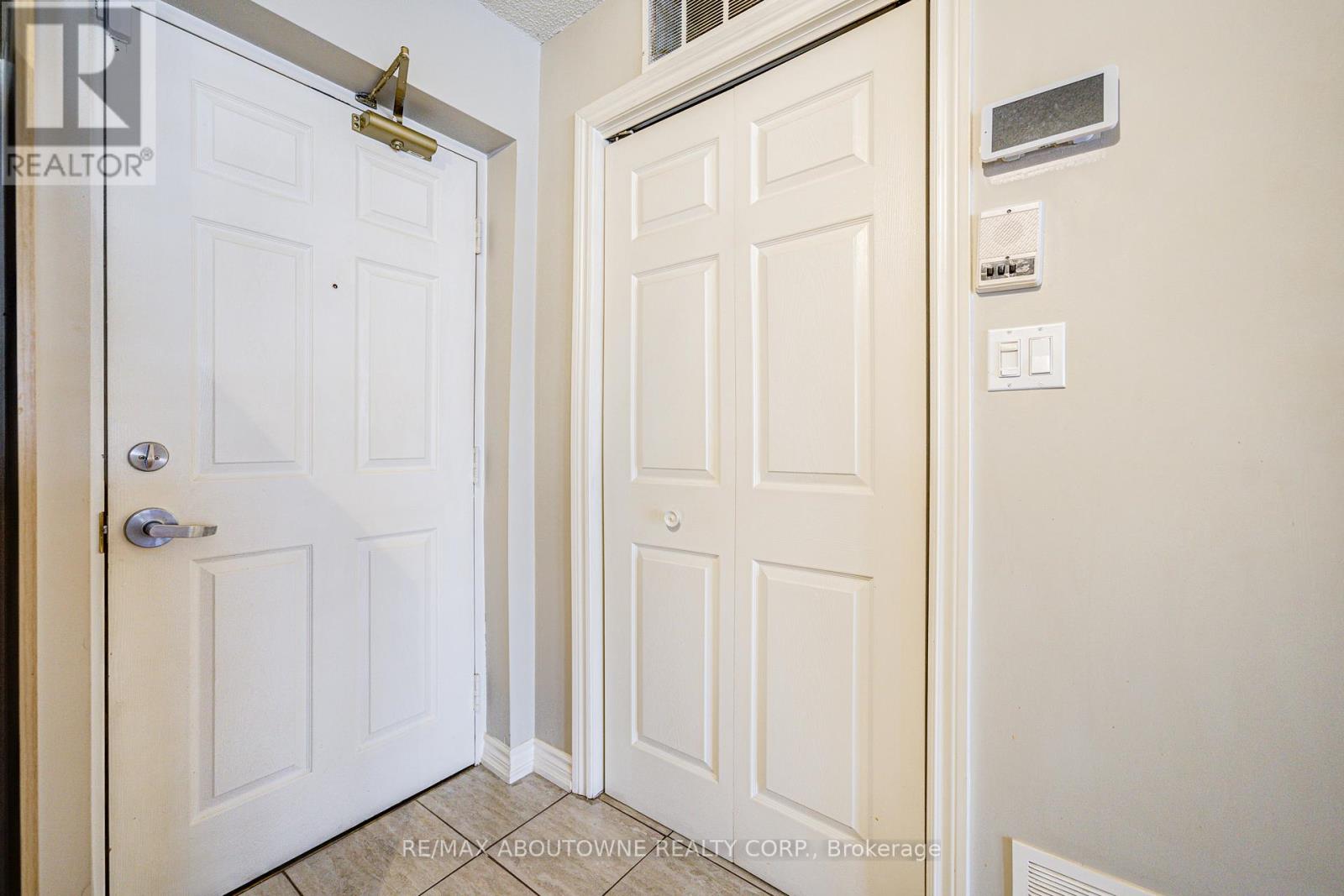 109 - 1490 Bishops Gate, Oakville, Ontario  L6M 4N3 - Photo 5 - W12944450