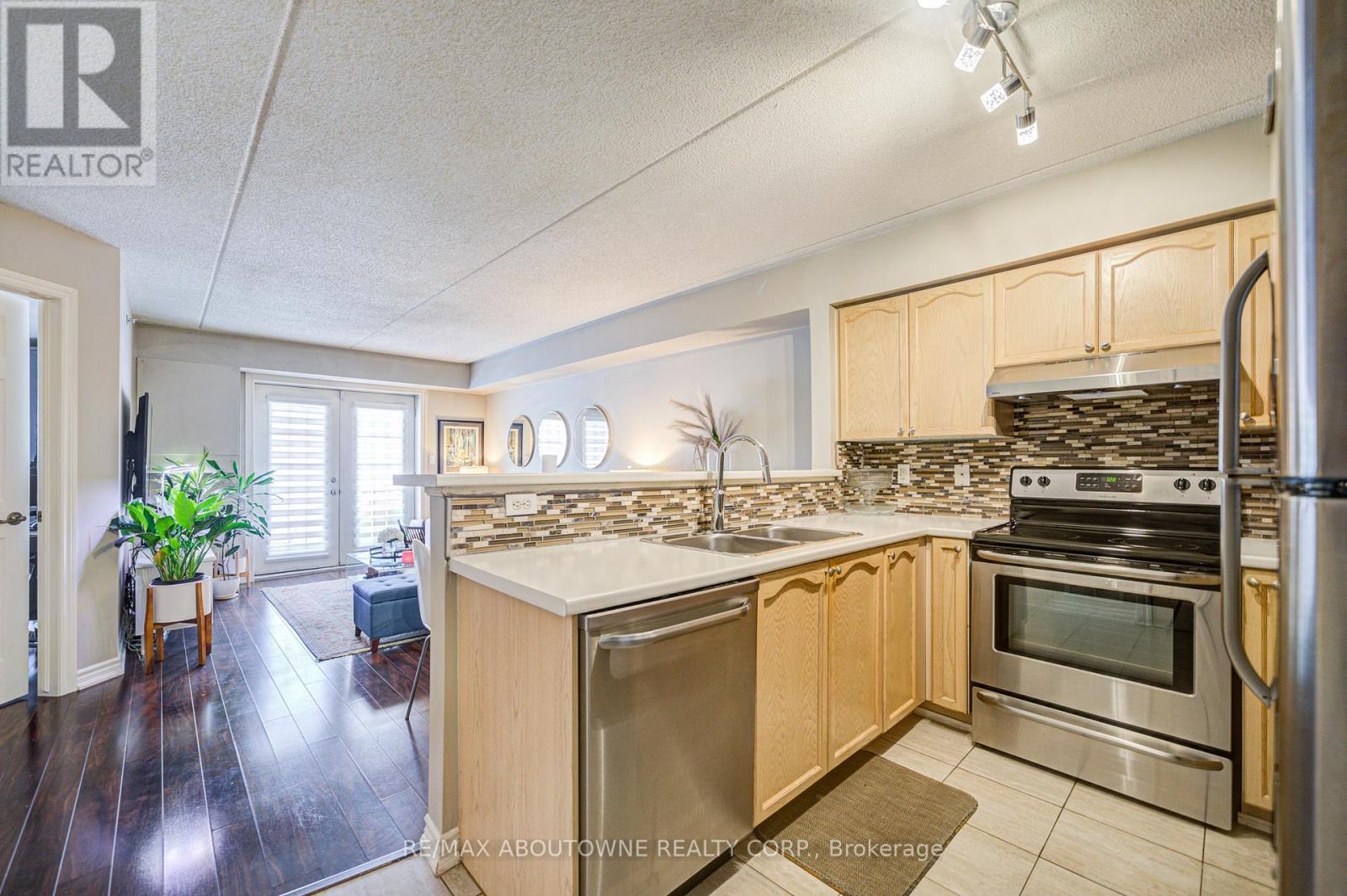109 - 1490 Bishops Gate, Oakville, Ontario  L6M 4N3 - Photo 6 - W12944450