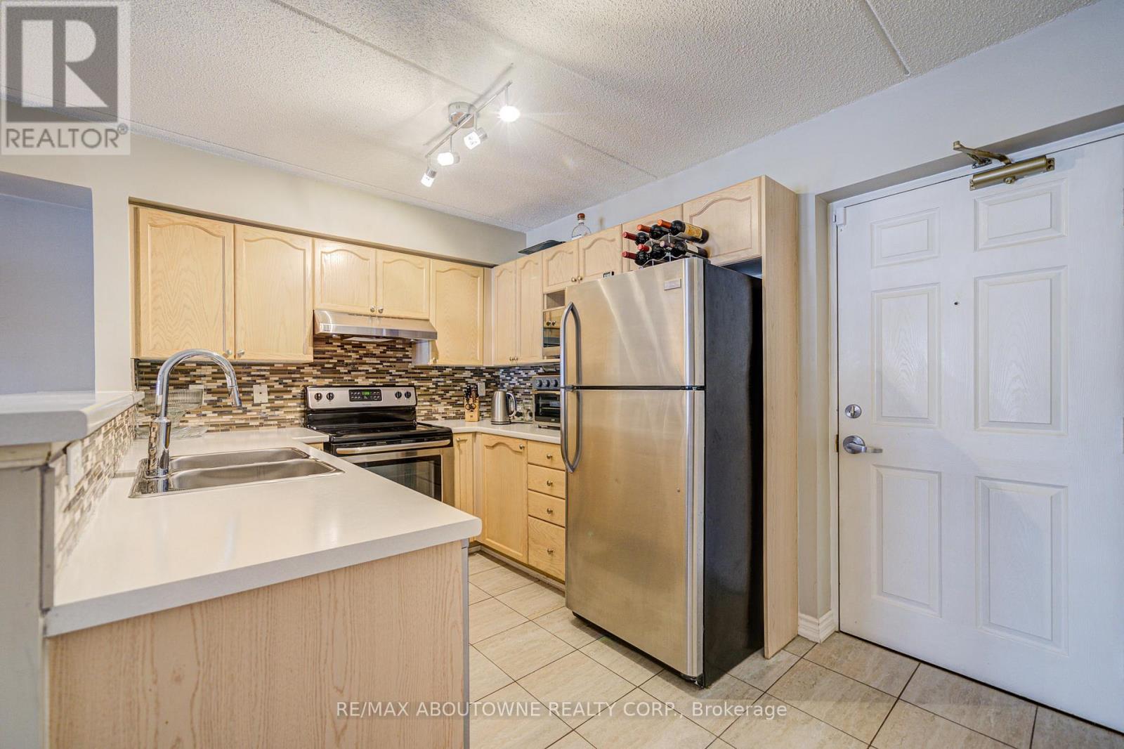 109 - 1490 Bishops Gate, Oakville, Ontario  L6M 4N3 - Photo 8 - W12944450