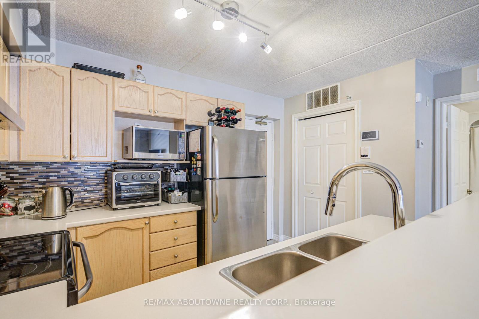 109 - 1490 Bishops Gate, Oakville, Ontario  L6M 4N3 - Photo 9 - W12944450