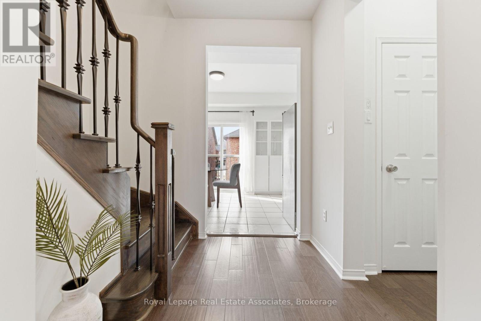 647 Courtney Valley Road, Mississauga, Ontario  L5V 0C4 - Photo 10 - W12944538