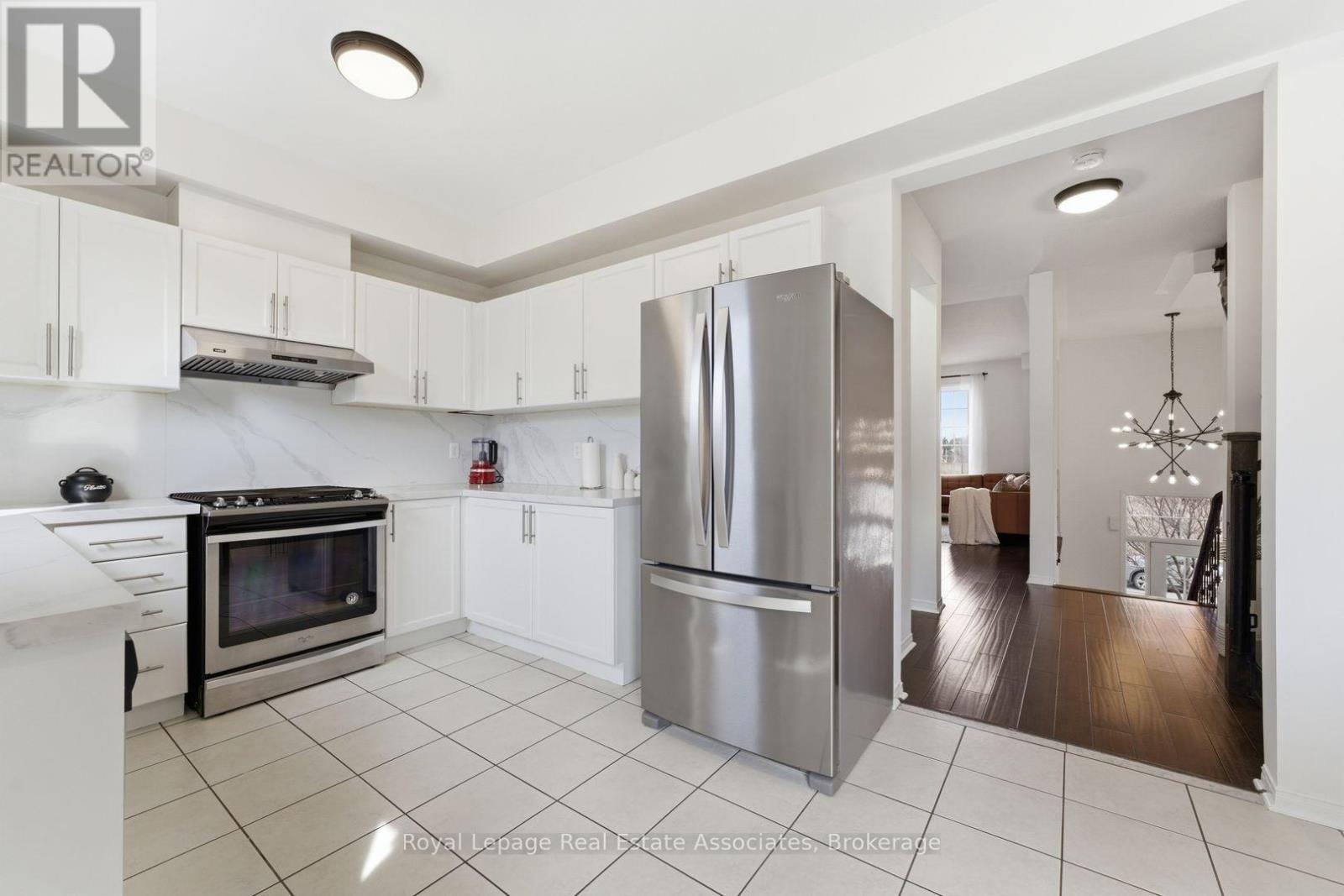 647 Courtney Valley Road, Mississauga, Ontario  L5V 0C4 - Photo 11 - W12944538