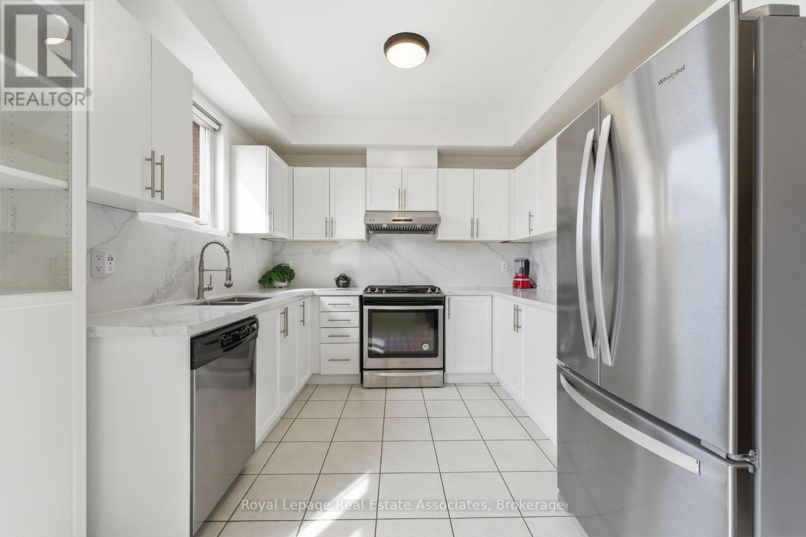 647 Courtney Valley Road, Mississauga, Ontario  L5V 0C4 - Photo 12 - W12944538