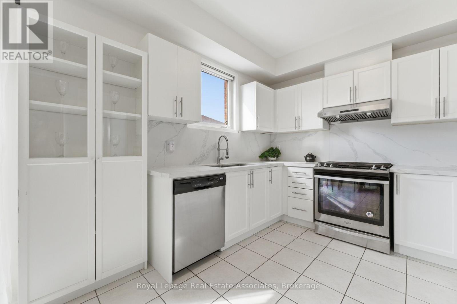 647 Courtney Valley Road, Mississauga, Ontario  L5V 0C4 - Photo 13 - W12944538