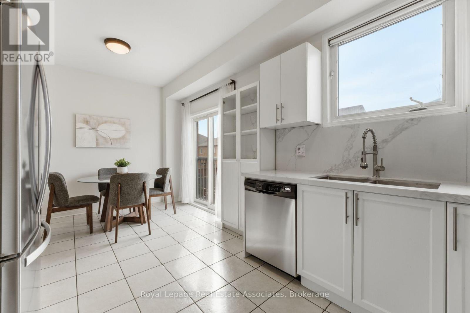 647 Courtney Valley Road, Mississauga, Ontario  L5V 0C4 - Photo 14 - W12944538