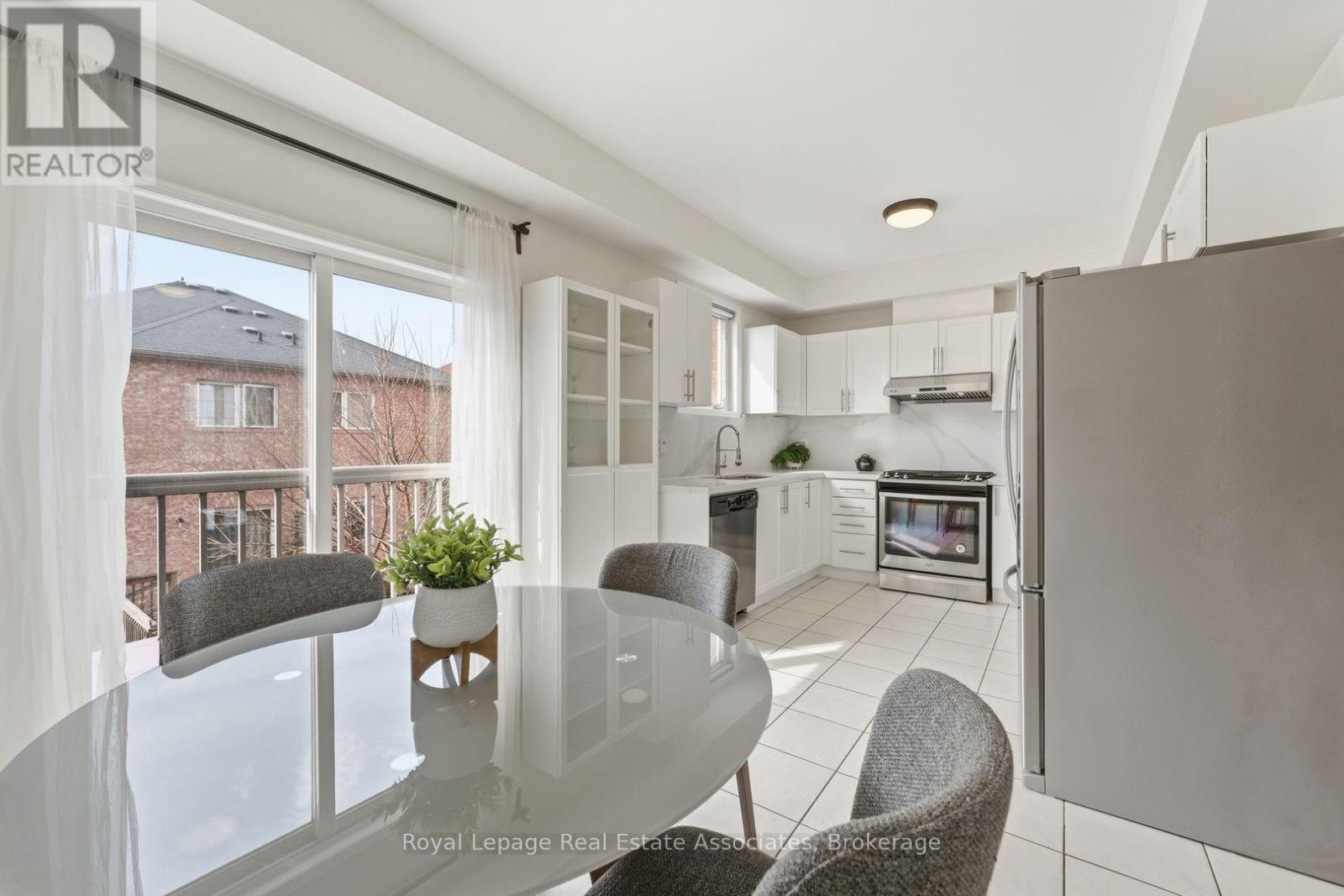 647 Courtney Valley Road, Mississauga, Ontario  L5V 0C4 - Photo 17 - W12944538