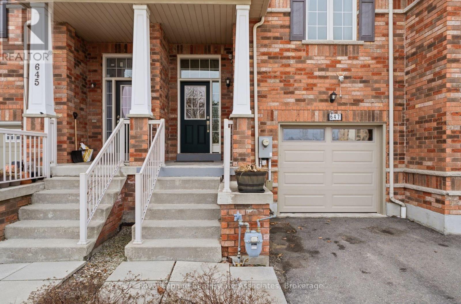 647 Courtney Valley Road, Mississauga, Ontario  L5V 0C4 - Photo 2 - W12944538