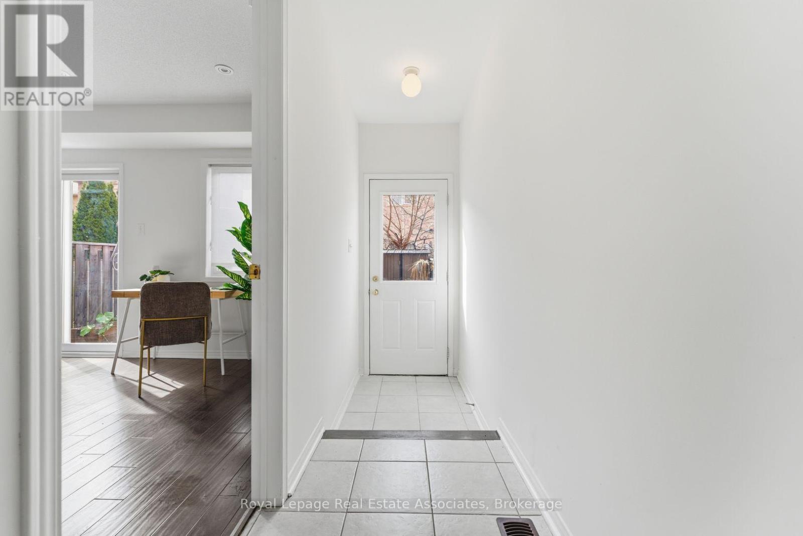 647 Courtney Valley Road, Mississauga, Ontario  L5V 0C4 - Photo 20 - W12944538