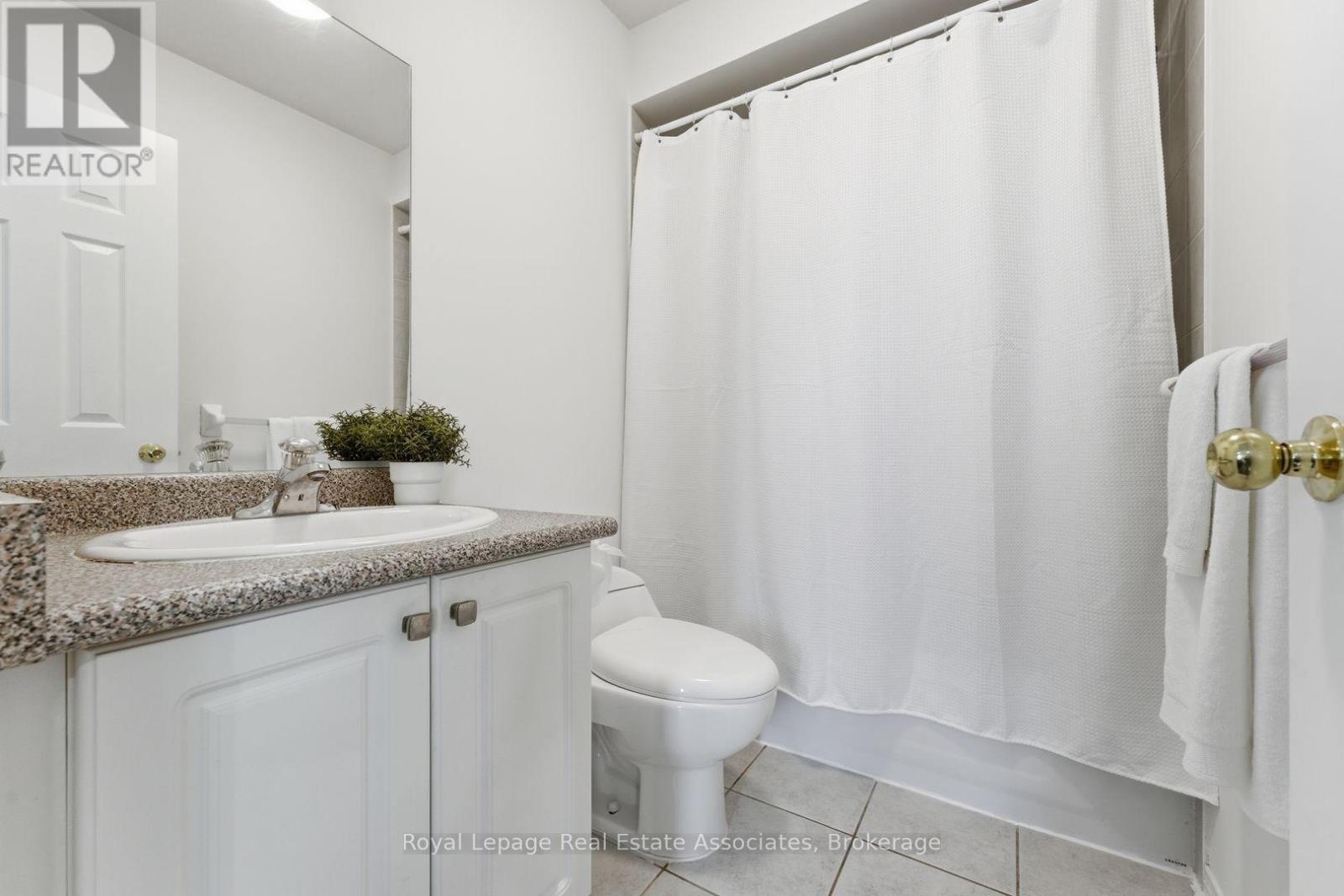 647 Courtney Valley Road, Mississauga, Ontario  L5V 0C4 - Photo 26 - W12944538