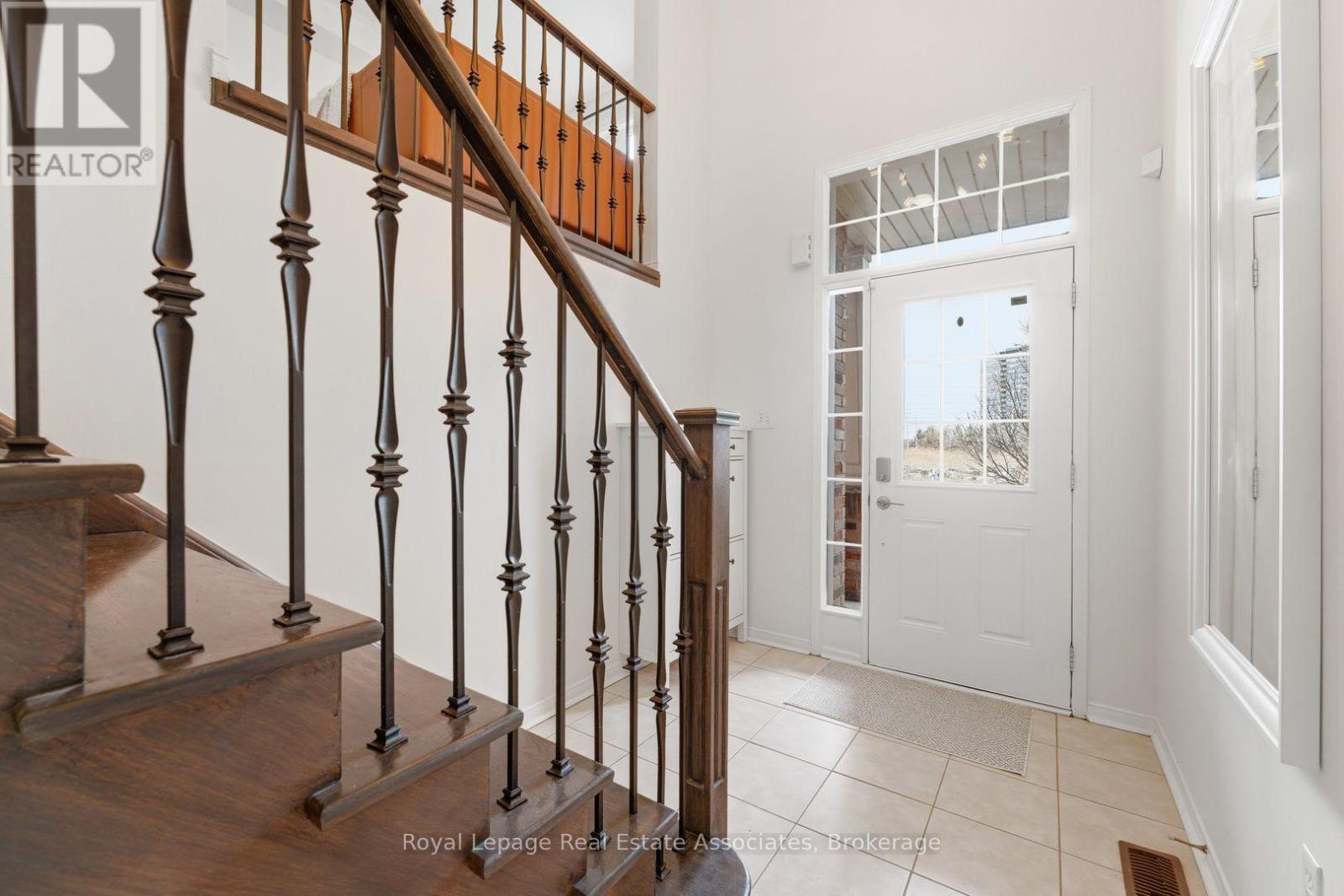 647 Courtney Valley Road, Mississauga, Ontario  L5V 0C4 - Photo 3 - W12944538