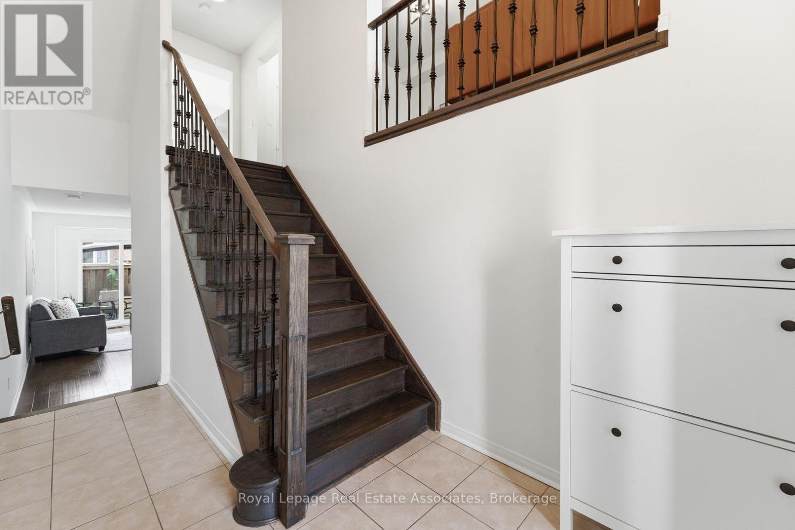 647 Courtney Valley Road, Mississauga, Ontario  L5V 0C4 - Photo 4 - W12944538