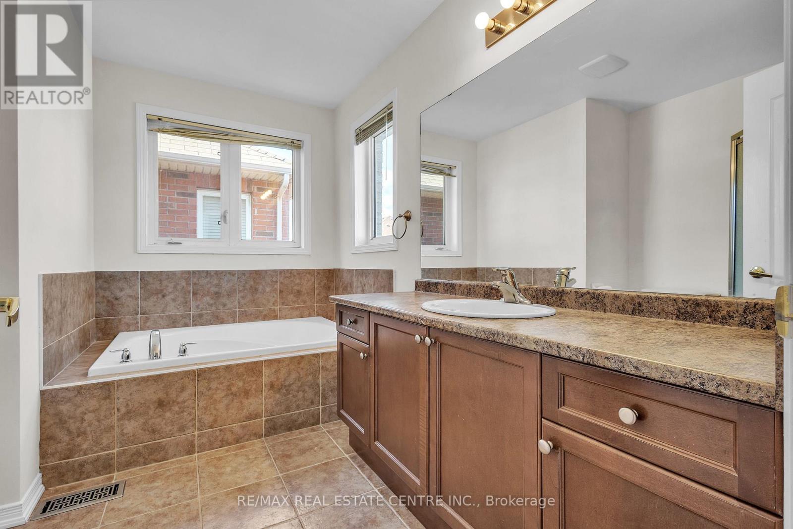 86 Glendarling Crescent, Hamilton, Ontario  L8E 0B1 - Photo 22 - X12944156