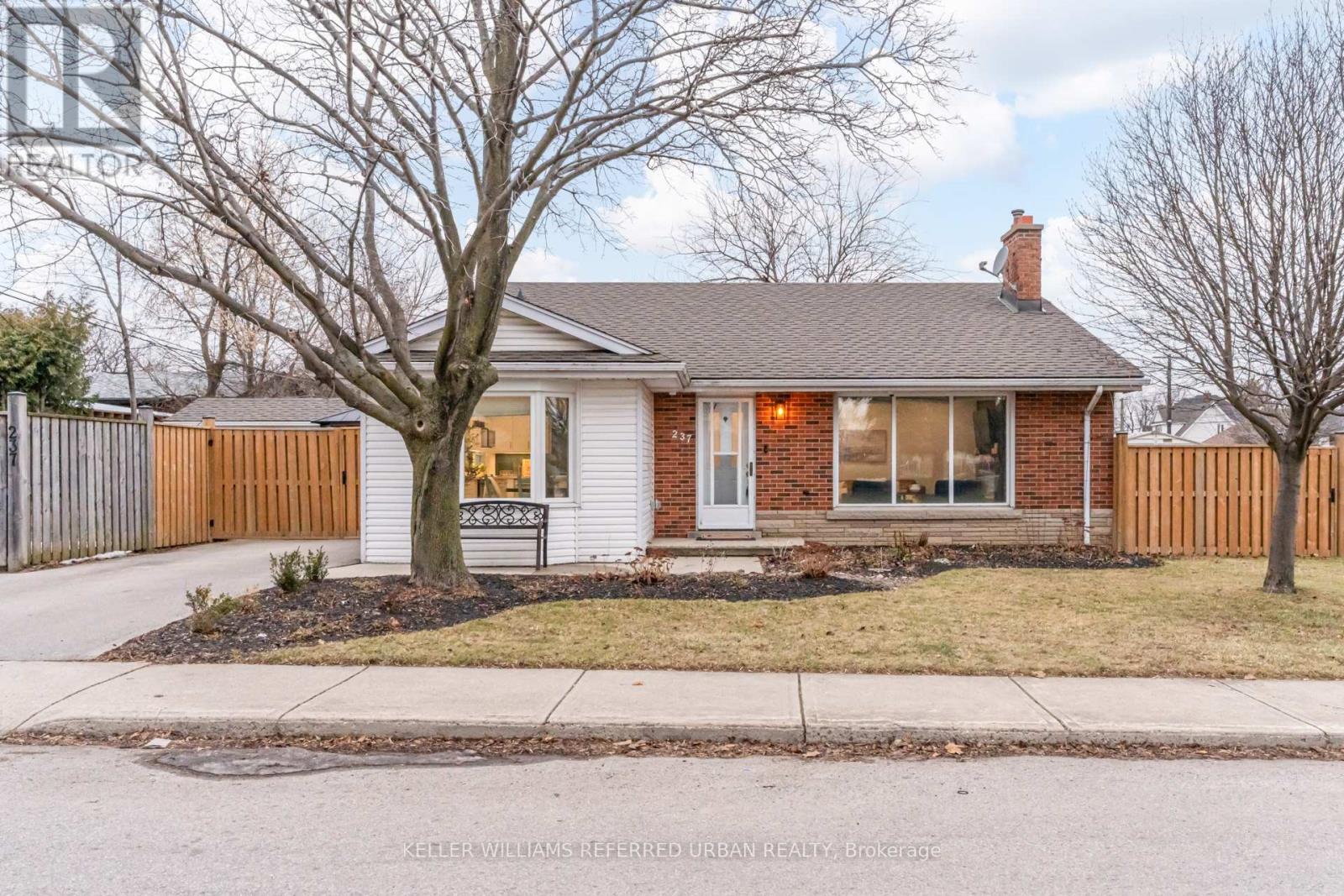 237 Hoover Crescent, Hamilton (Balfour), Ontario  L9A 3H5 - Photo 2 - X12944596