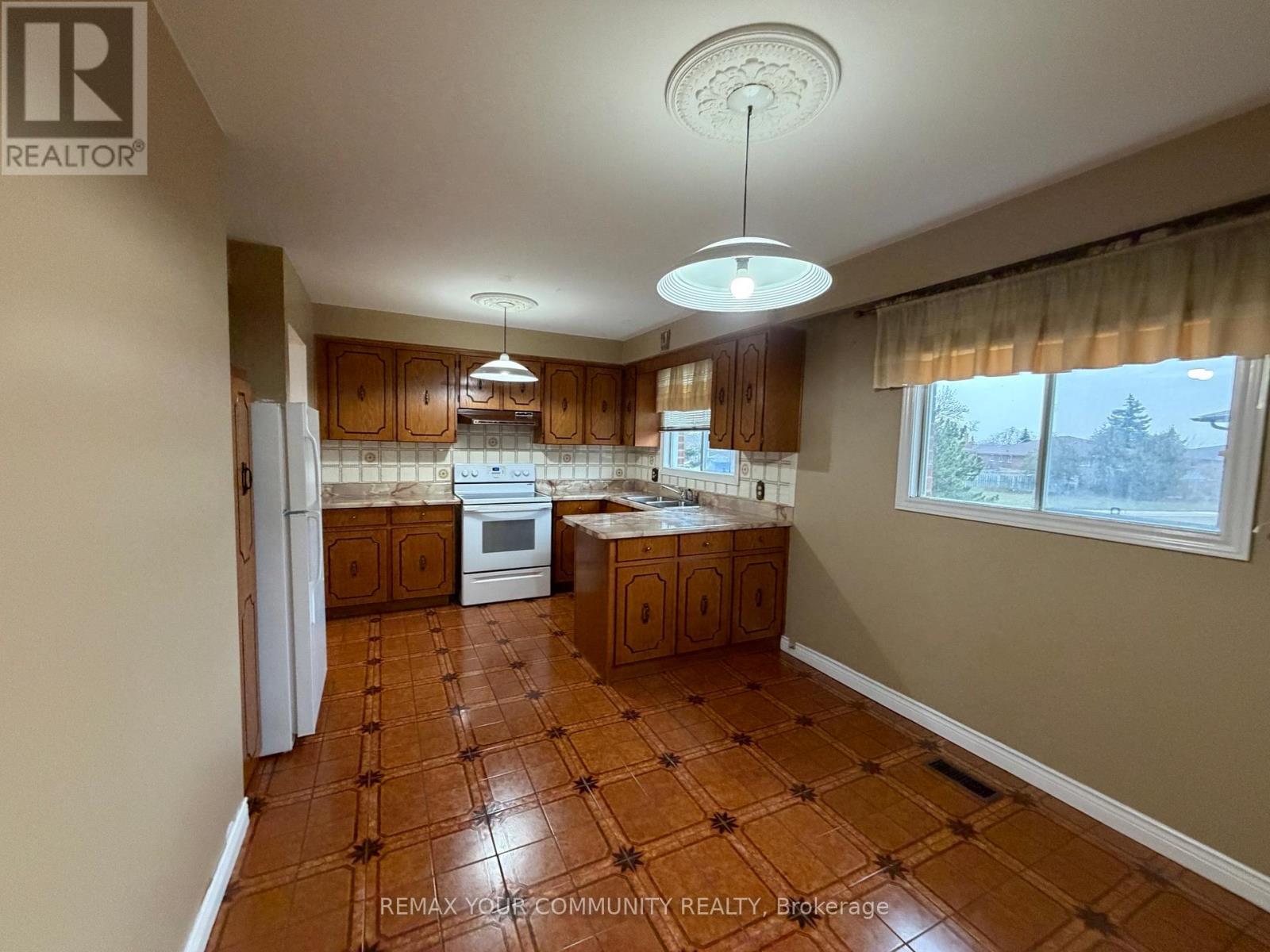 12 Stocco Court, Vaughan, Ontario  L4L 2Y1 - Photo 6 - N12895872