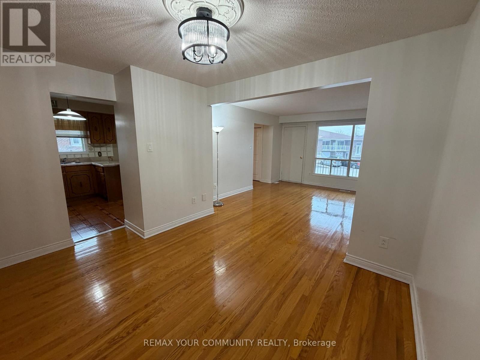 12 Stocco Court, Vaughan, Ontario  L4L 2Y1 - Photo 3 - N12895872