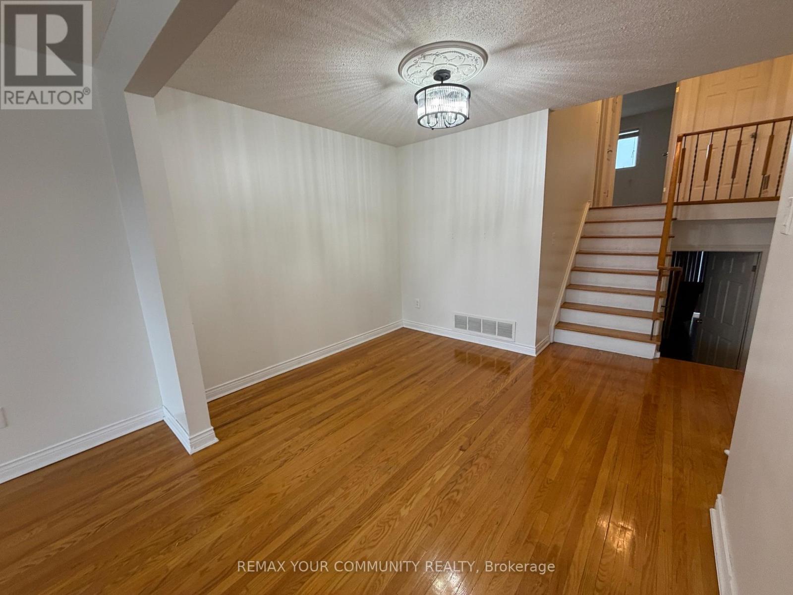 12 Stocco Court, Vaughan, Ontario  L4L 2Y1 - Photo 5 - N12895872