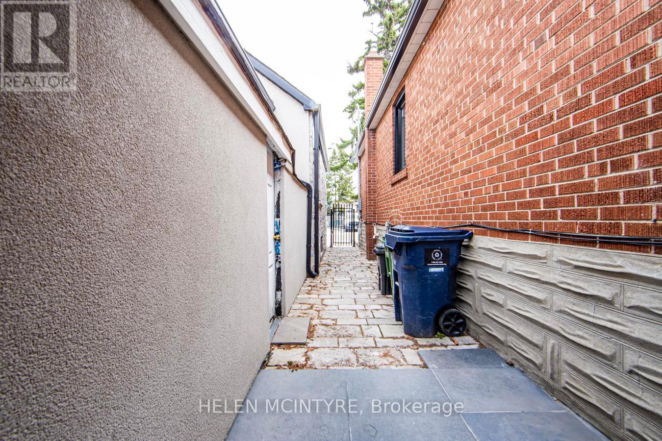 2 Birch Tree Crescent, Toronto (Mount Dennis), Ontario  M6M 2K8 - Photo 34 - W12942450