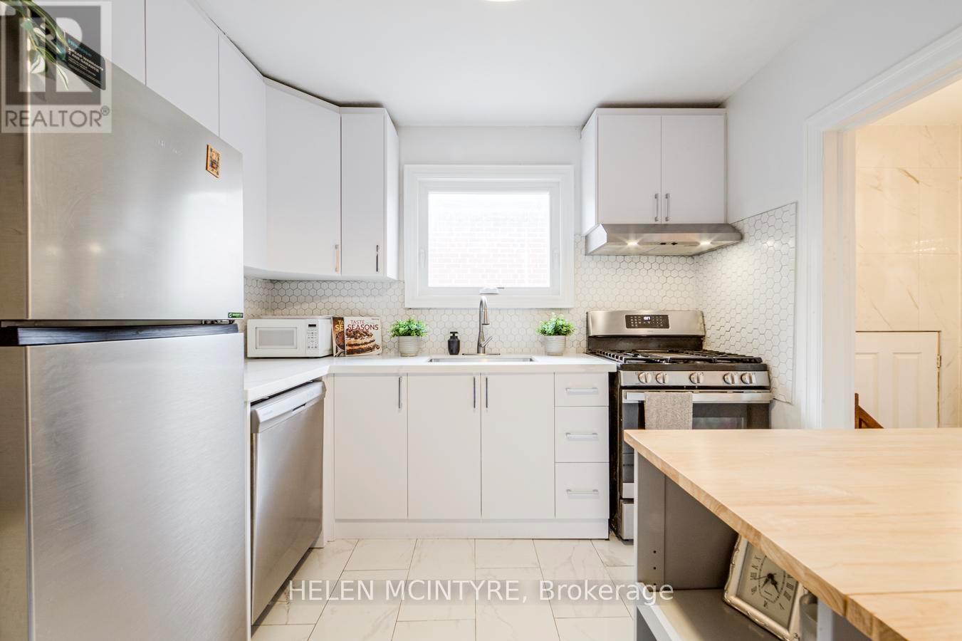 2 Birch Tree Crescent, Toronto (Mount Dennis), Ontario  M6M 2K8 - Photo 10 - W12942450