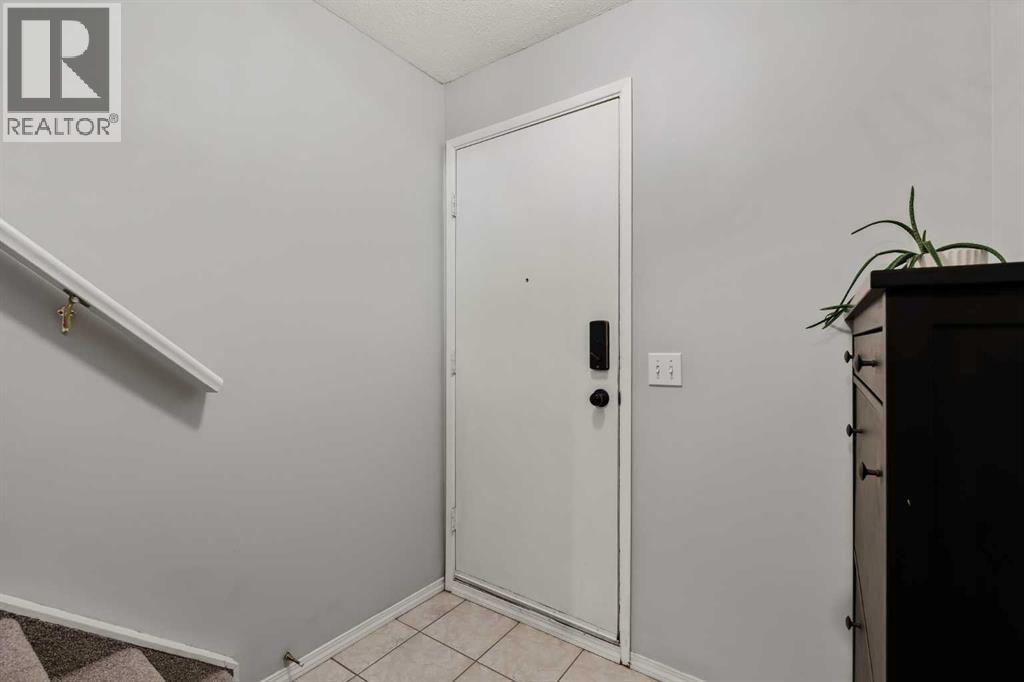 43, 1055 72 Avenue NW, Calgary, Alberta  T2K 5S4 - Photo 2 - A2298145