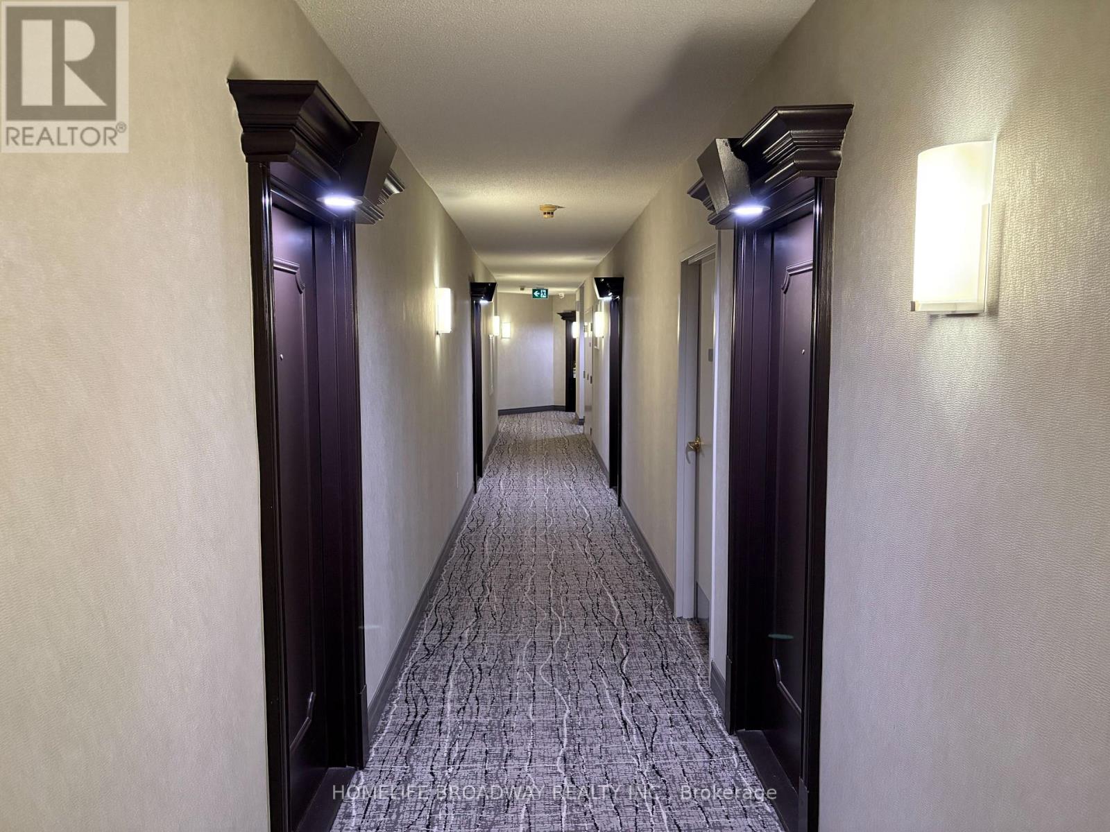 702 - 889 BAY STREET, Toronto, Ontario