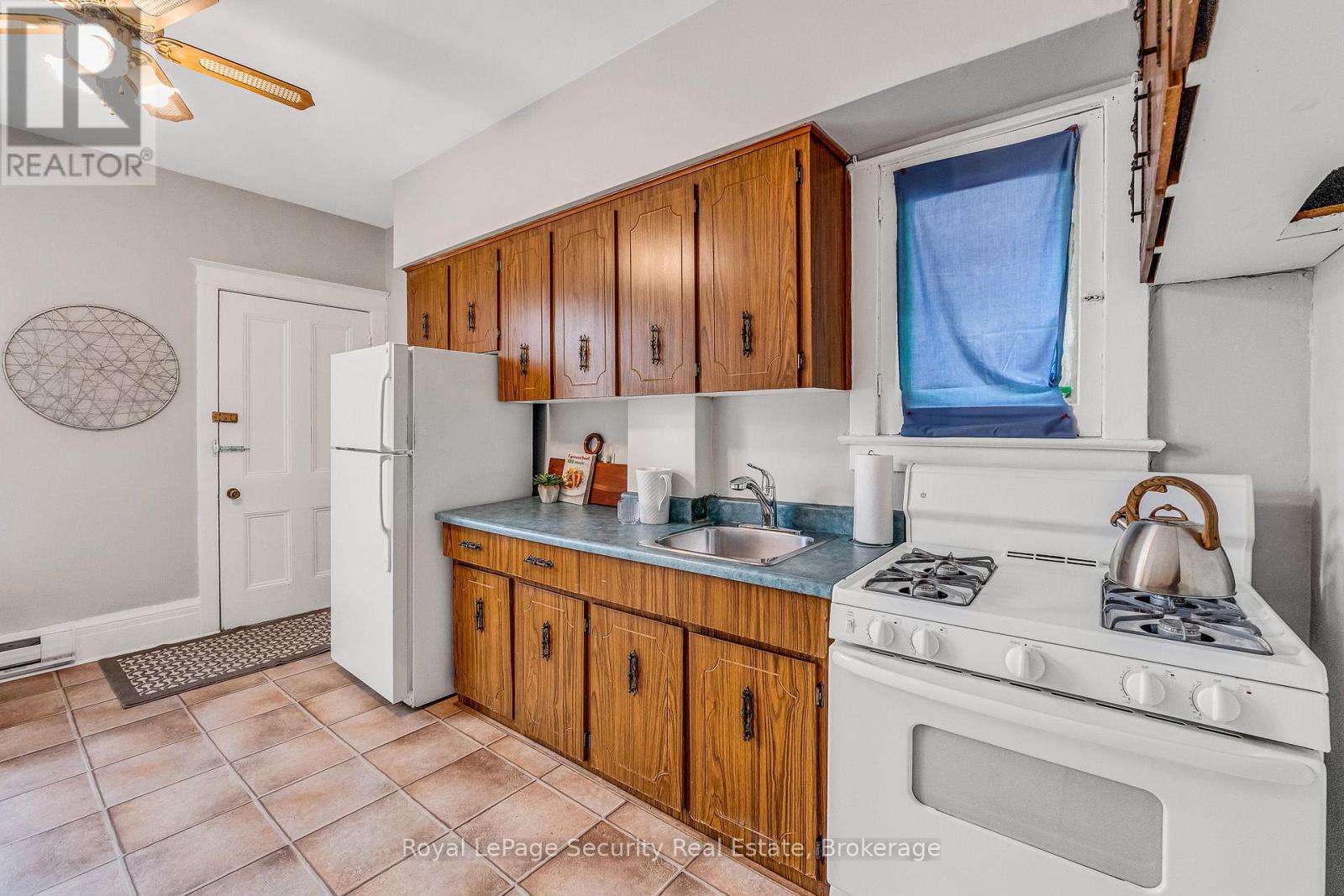 667 Ossington Avenue, Toronto, Ontario  M6G 3T6 - Photo 11 - C12944774