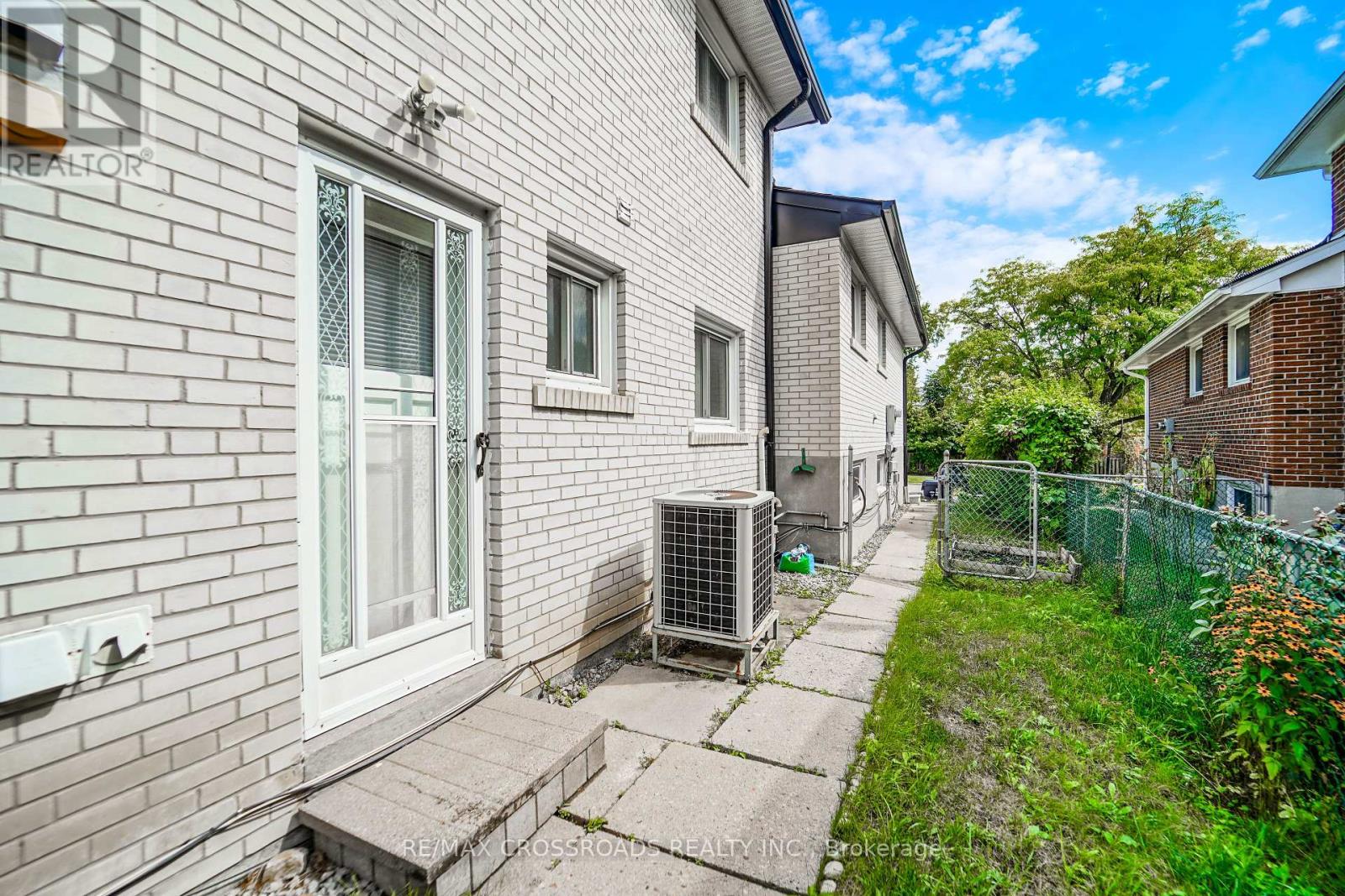 8 Topaz Gate, Toronto, Ontario  M2M 2Z7 - Photo 4 - C12944882